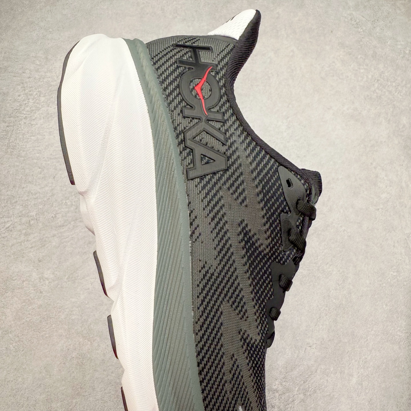 图片[6]-HOKA ONE ONE Clifton 克里夫顿9代专业性能减震公路跑步鞋 轻盈透气的针织网面和纱线的使用让鞋面更挺拔 增强鞋面的强度和支撑性能 搭配柔软的鞋舌 让双脚在舒适包裹中跑的更加畅快 全新泡棉中底 柔软的同时增强回弹性能 为不同跑者提供更平稳流畅的脚感 带来全面的缓冲保护 根据人体工程学设计的延长拉襟 后跟处弹软的海绵填充舒适固定 避免掉跟和摩擦 相比上一代光滑的内衬 Clifton 9的内衬增强了摩擦力 避免双脚在鞋内滑动 尺码：36 36.5 37.5 38 38.5 39 40 40.5 41 42 42.5 43 44 44.5 45-选品中心