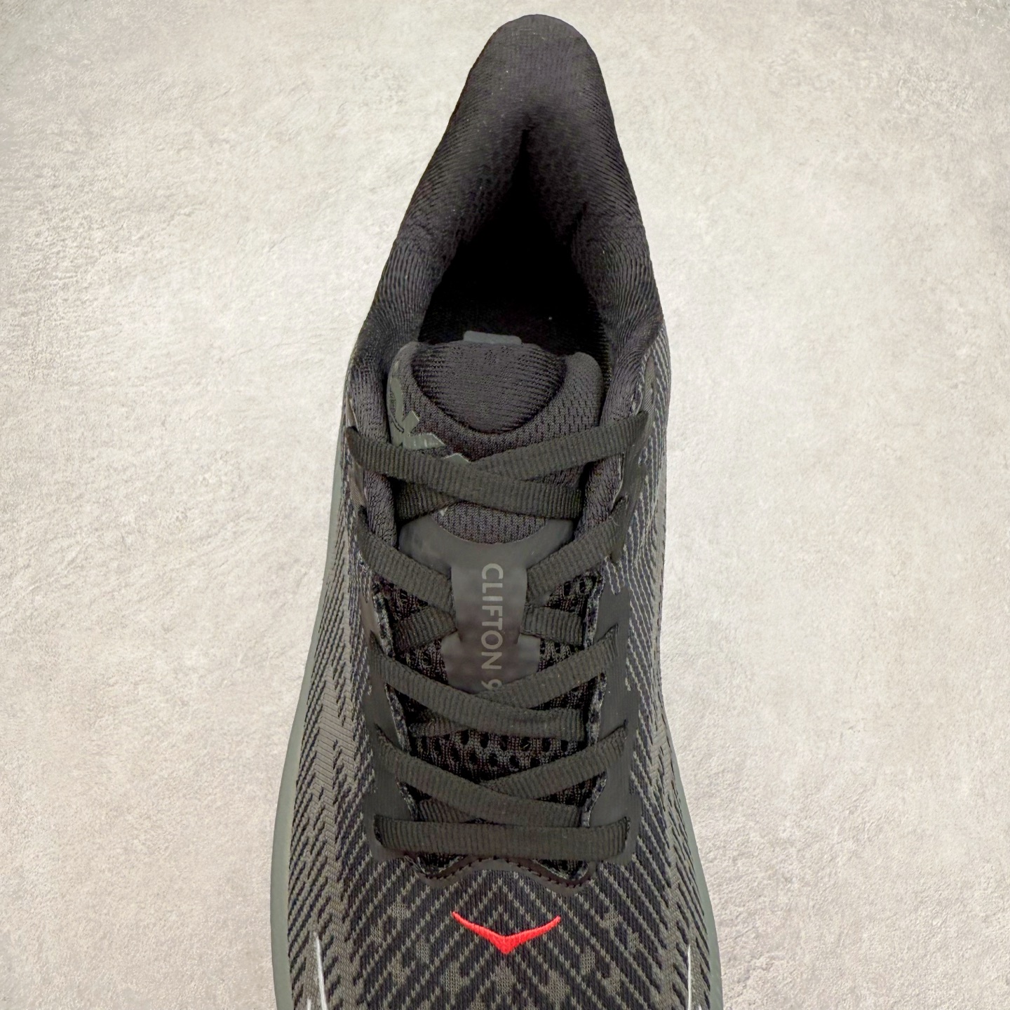 图片[5]-HOKA ONE ONE Clifton 克里夫顿9代专业性能减震公路跑步鞋 轻盈透气的针织网面和纱线的使用让鞋面更挺拔 增强鞋面的强度和支撑性能 搭配柔软的鞋舌 让双脚在舒适包裹中跑的更加畅快 全新泡棉中底 柔软的同时增强回弹性能 为不同跑者提供更平稳流畅的脚感 带来全面的缓冲保护 根据人体工程学设计的延长拉襟 后跟处弹软的海绵填充舒适固定 避免掉跟和摩擦 相比上一代光滑的内衬 Clifton 9的内衬增强了摩擦力 避免双脚在鞋内滑动 尺码：36 36.5 37.5 38 38.5 39 40 40.5 41 42 42.5 43 44 44.5 45-选品中心