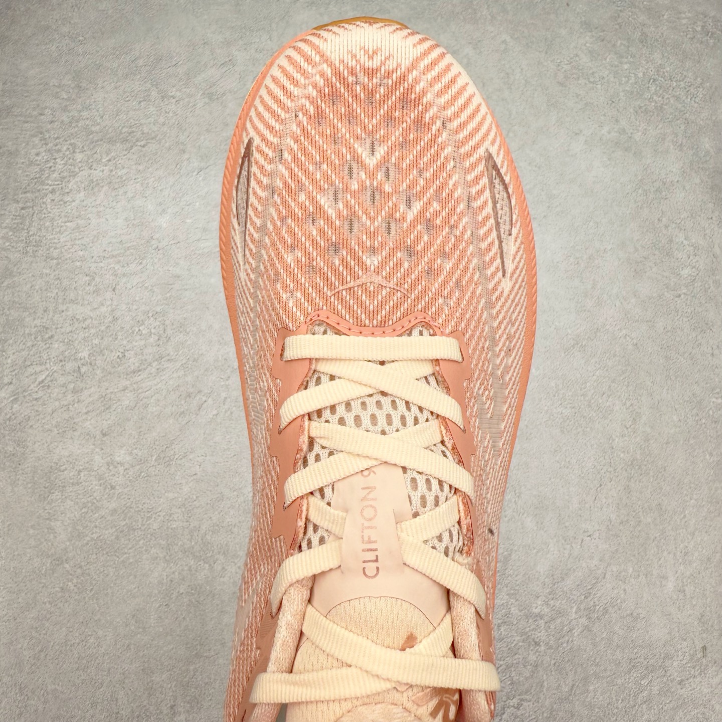 图片[4]-HOKA ONE ONE Clifton 克里夫顿9代专业性能减震公路跑步鞋 轻盈透气的针织网面和纱线的使用让鞋面更挺拔 增强鞋面的强度和支撑性能 搭配柔软的鞋舌 让双脚在舒适包裹中跑的更加畅快 全新泡棉中底 柔软的同时增强回弹性能 为不同跑者提供更平稳流畅的脚感 带来全面的缓冲保护 根据人体工程学设计的延长拉襟 后跟处弹软的海绵填充舒适固定 避免掉跟和摩擦 相比上一代光滑的内衬 Clifton 9的内衬增强了摩擦力 避免双脚在鞋内滑动 尺码：36 36.5 37.5 38 38.5 39 40 40.5 41 42 42.5 43 44 44.5 45-选品中心