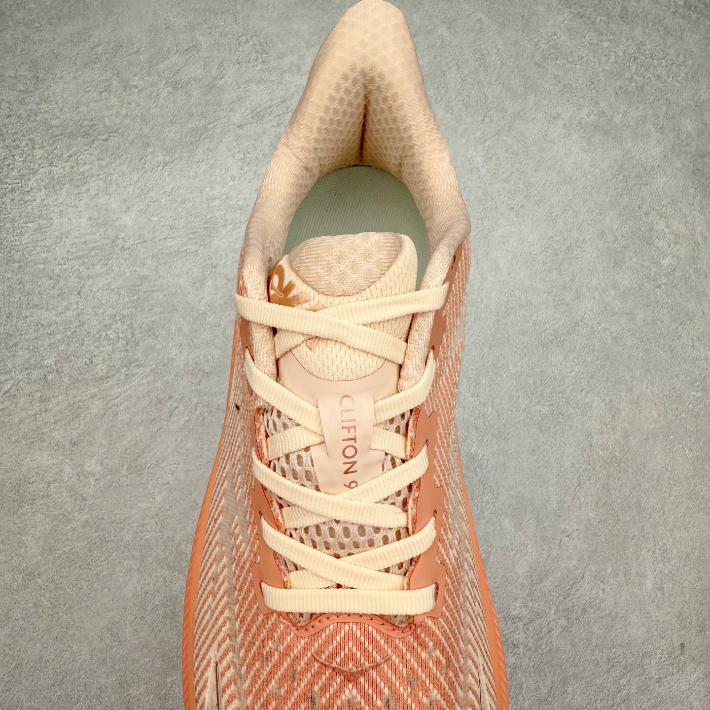 图片[5]-HOKA ONE ONE Clifton 克里夫顿9代专业性能减震公路跑步鞋 轻盈透气的针织网面和纱线的使用让鞋面更挺拔 增强鞋面的强度和支撑性能 搭配柔软的鞋舌 让双脚在舒适包裹中跑的更加畅快 全新泡棉中底 柔软的同时增强回弹性能 为不同跑者提供更平稳流畅的脚感 带来全面的缓冲保护 根据人体工程学设计的延长拉襟 后跟处弹软的海绵填充舒适固定 避免掉跟和摩擦 相比上一代光滑的内衬 Clifton 9的内衬增强了摩擦力 避免双脚在鞋内滑动 尺码：36 36.5 37.5 38 38.5 39 40 40.5 41 42 42.5 43 44 44.5 45-选品中心