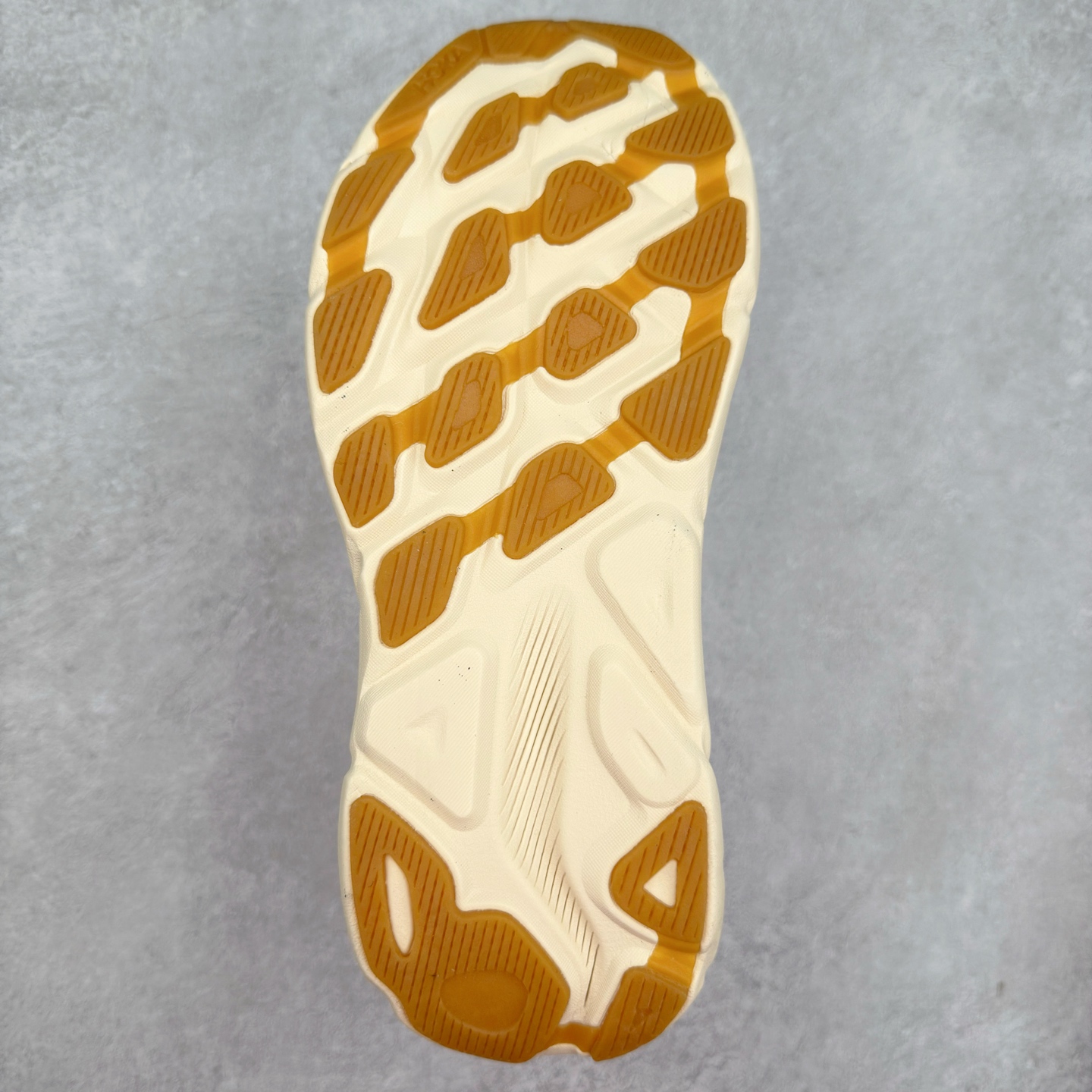 图片[9]-HOKA ONE ONE Clifton 克里夫顿9代专业性能减震公路跑步鞋 轻盈透气的针织网面和纱线的使用让鞋面更挺拔 增强鞋面的强度和支撑性能 搭配柔软的鞋舌 让双脚在舒适包裹中跑的更加畅快 全新泡棉中底 柔软的同时增强回弹性能 为不同跑者提供更平稳流畅的脚感 带来全面的缓冲保护 根据人体工程学设计的延长拉襟 后跟处弹软的海绵填充舒适固定 避免掉跟和摩擦 相比上一代光滑的内衬 Clifton 9的内衬增强了摩擦力 避免双脚在鞋内滑动 尺码：36 36.5 37.5 38 38.5 39 40 40.5 41 42 42.5 43 44 44.5 45-选品中心