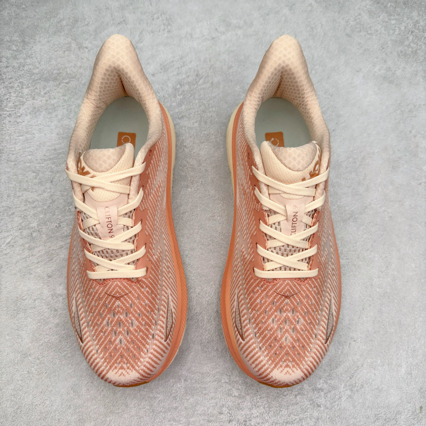 图片[2]-HOKA ONE ONE Clifton 克里夫顿9代专业性能减震公路跑步鞋 轻盈透气的针织网面和纱线的使用让鞋面更挺拔 增强鞋面的强度和支撑性能 搭配柔软的鞋舌 让双脚在舒适包裹中跑的更加畅快 全新泡棉中底 柔软的同时增强回弹性能 为不同跑者提供更平稳流畅的脚感 带来全面的缓冲保护 根据人体工程学设计的延长拉襟 后跟处弹软的海绵填充舒适固定 避免掉跟和摩擦 相比上一代光滑的内衬 Clifton 9的内衬增强了摩擦力 避免双脚在鞋内滑动 尺码：36 36.5 37.5 38 38.5 39 40 40.5 41 42 42.5 43 44 44.5 45-选品中心