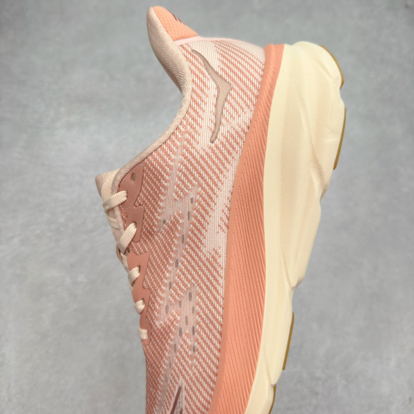 图片[7]-HOKA ONE ONE Clifton 克里夫顿9代专业性能减震公路跑步鞋 轻盈透气的针织网面和纱线的使用让鞋面更挺拔 增强鞋面的强度和支撑性能 搭配柔软的鞋舌 让双脚在舒适包裹中跑的更加畅快 全新泡棉中底 柔软的同时增强回弹性能 为不同跑者提供更平稳流畅的脚感 带来全面的缓冲保护 根据人体工程学设计的延长拉襟 后跟处弹软的海绵填充舒适固定 避免掉跟和摩擦 相比上一代光滑的内衬 Clifton 9的内衬增强了摩擦力 避免双脚在鞋内滑动 尺码：36 36.5 37.5 38 38.5 39 40 40.5 41 42 42.5 43 44 44.5 45-选品中心