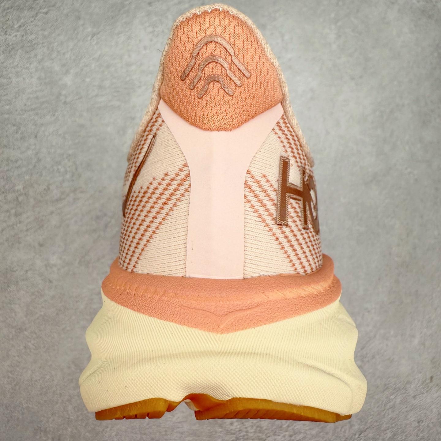 图片[8]-HOKA ONE ONE Clifton 克里夫顿9代专业性能减震公路跑步鞋 轻盈透气的针织网面和纱线的使用让鞋面更挺拔 增强鞋面的强度和支撑性能 搭配柔软的鞋舌 让双脚在舒适包裹中跑的更加畅快 全新泡棉中底 柔软的同时增强回弹性能 为不同跑者提供更平稳流畅的脚感 带来全面的缓冲保护 根据人体工程学设计的延长拉襟 后跟处弹软的海绵填充舒适固定 避免掉跟和摩擦 相比上一代光滑的内衬 Clifton 9的内衬增强了摩擦力 避免双脚在鞋内滑动 尺码：36 36.5 37.5 38 38.5 39 40 40.5 41 42 42.5 43 44 44.5 45-选品中心