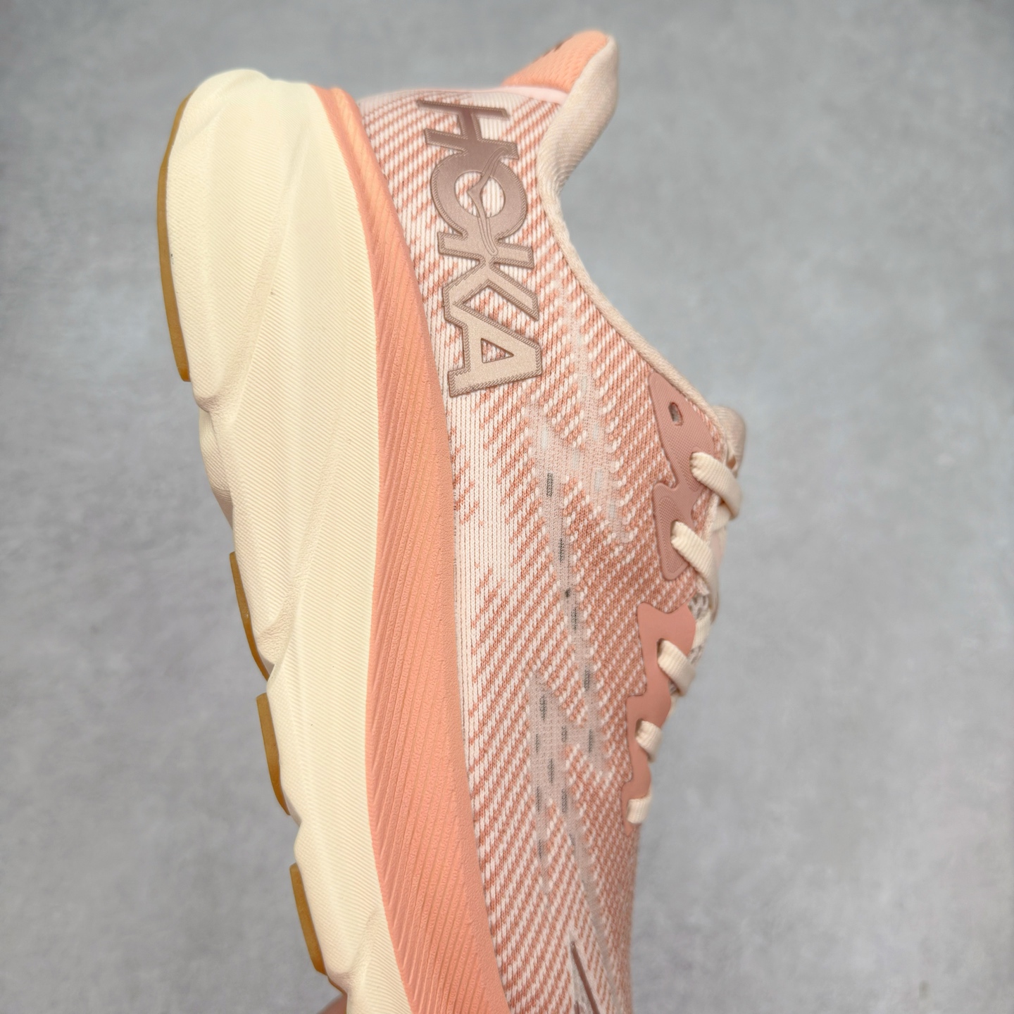 图片[6]-HOKA ONE ONE Clifton 克里夫顿9代专业性能减震公路跑步鞋 轻盈透气的针织网面和纱线的使用让鞋面更挺拔 增强鞋面的强度和支撑性能 搭配柔软的鞋舌 让双脚在舒适包裹中跑的更加畅快 全新泡棉中底 柔软的同时增强回弹性能 为不同跑者提供更平稳流畅的脚感 带来全面的缓冲保护 根据人体工程学设计的延长拉襟 后跟处弹软的海绵填充舒适固定 避免掉跟和摩擦 相比上一代光滑的内衬 Clifton 9的内衬增强了摩擦力 避免双脚在鞋内滑动 尺码：36 36.5 37.5 38 38.5 39 40 40.5 41 42 42.5 43 44 44.5 45-选品中心