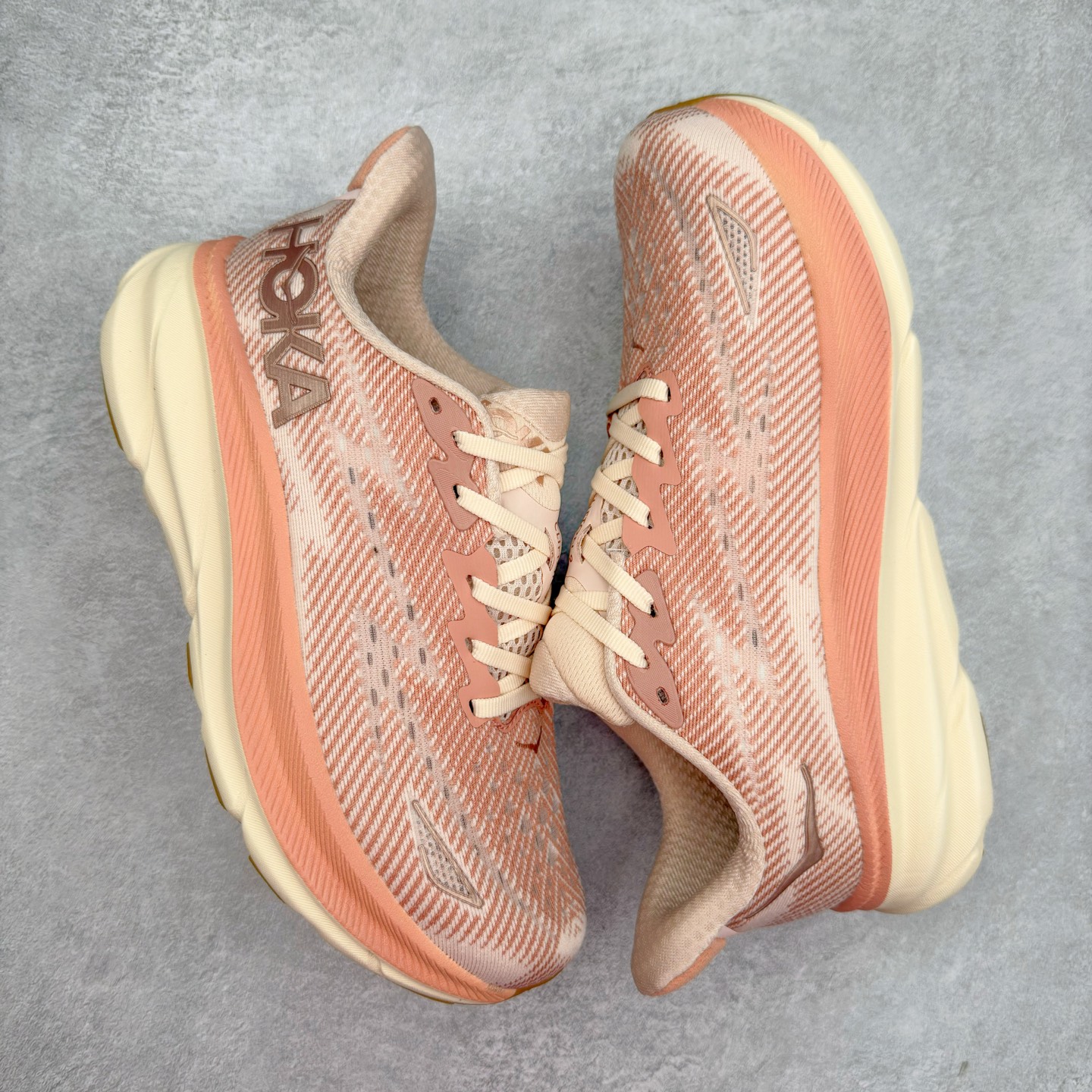 图片[3]-HOKA ONE ONE Clifton 克里夫顿9代专业性能减震公路跑步鞋 轻盈透气的针织网面和纱线的使用让鞋面更挺拔 增强鞋面的强度和支撑性能 搭配柔软的鞋舌 让双脚在舒适包裹中跑的更加畅快 全新泡棉中底 柔软的同时增强回弹性能 为不同跑者提供更平稳流畅的脚感 带来全面的缓冲保护 根据人体工程学设计的延长拉襟 后跟处弹软的海绵填充舒适固定 避免掉跟和摩擦 相比上一代光滑的内衬 Clifton 9的内衬增强了摩擦力 避免双脚在鞋内滑动 尺码：36 36.5 37.5 38 38.5 39 40 40.5 41 42 42.5 43 44 44.5 45-选品中心