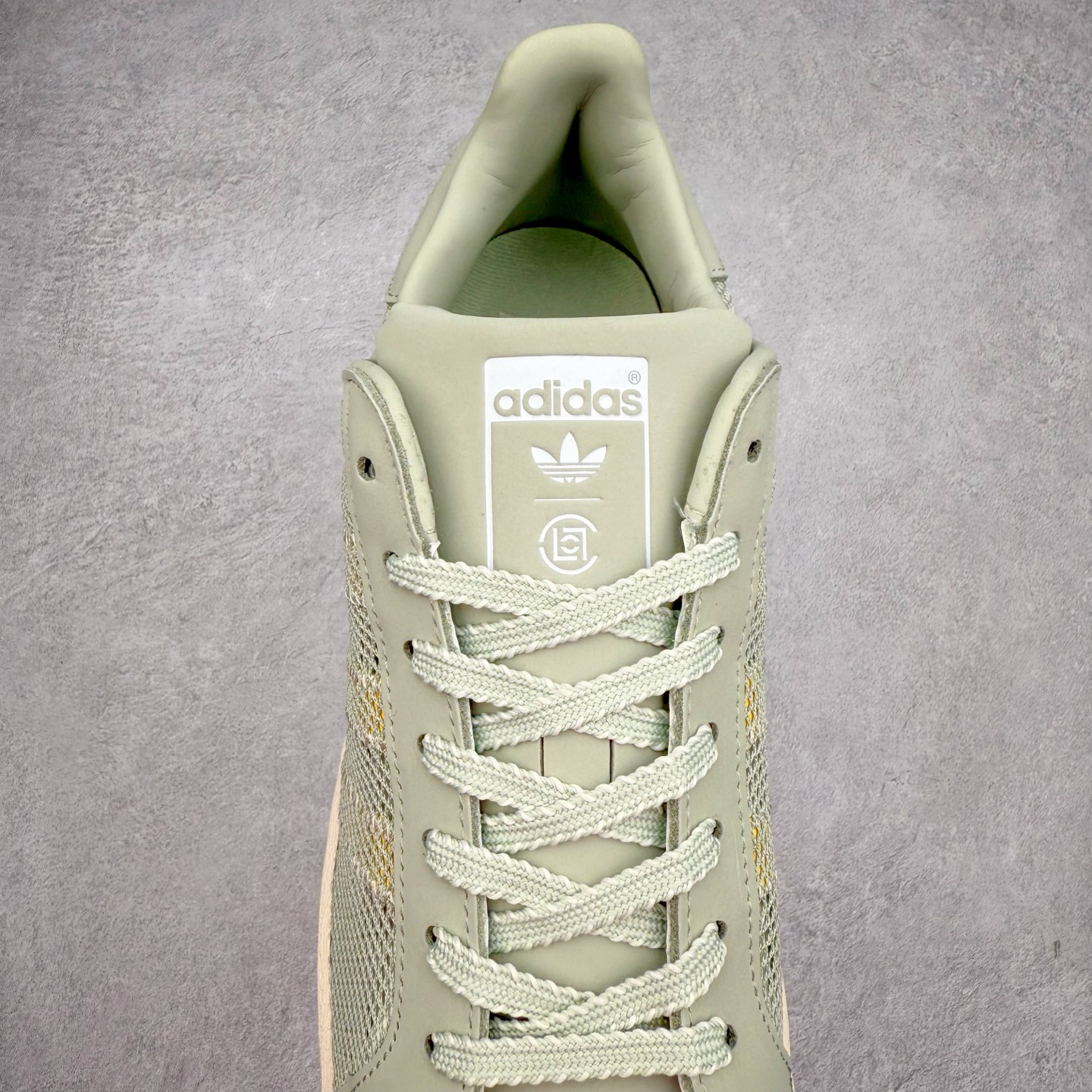 图片[5]-NBHD/NEIGHBORHOOD x CLOT x Adidas Originals Superstar PNS 贝壳头联名 锯齿底系列低帮百搭休闲运动板鞋 IH3643 AD Originals与陈冠希正式宣布成为全球合作伙伴，共同打造 Originals by Edison Chen系列。这一重要联合将开启重新定义创新精神和塑造文化传承的新时代。全球生活方式品牌CLOT迎来了成立20周年，陈冠希作为创始人兼创意总监，年轻时从温哥华移居香港，这段经历让他感受到了东西方文化的碰撞，拥有丰富的视角使他对东西方多元化有了更加深入的认识，并为创立CLOT打下了坚实的基础。对于此次合作，陈冠希凭借着他的思维视野和创意能力，结合adidas丰富的档案和历史，推出了一系列独家合作款式。CLOT 2024年春夏系列时装秀以“承前启后”为主题展开，寓意着品牌致力于培养新秀，延续以国际视野呈现中华文化，并将其创作带到全球的承诺。为进一步加强创意理念，CLOT创始人兼创意总监陈冠希特别邀请了著名时装设计师Humberto Leon，共同设计了本季度系列。该系列围绕三种截然不同的风格进行探索，包括正式、富有生活感和街头风格的服饰，呈现出既可以分别探索又能将三者融合的系列。其中还包括了adidas与陈冠希携手NEIGHBORHOOD共同推出的NEIGHBORHOOD CLOT SUPERSTAR BY EDISON CHEN三方联名鞋款，经过重新设计的标志性SUPERSTAR运动鞋以齿状鞋底和仿旧处理的半贝壳头结合形成独特的轮廓，鞋面网布下有反光装饰的三条纹细节，后跟部分同样点缀着带有反光装饰效果的“凝结集团”标志。adidas Originals by Edison Chen系列旨在体现品牌与陈冠希对创新精神的共同愿景。尺码：36 36⅔ 37⅓ 38 38⅔ 39⅓ 40 40⅔ 41⅓ 42 42⅔ 43⅓ 44 44⅔ 45-选品中心