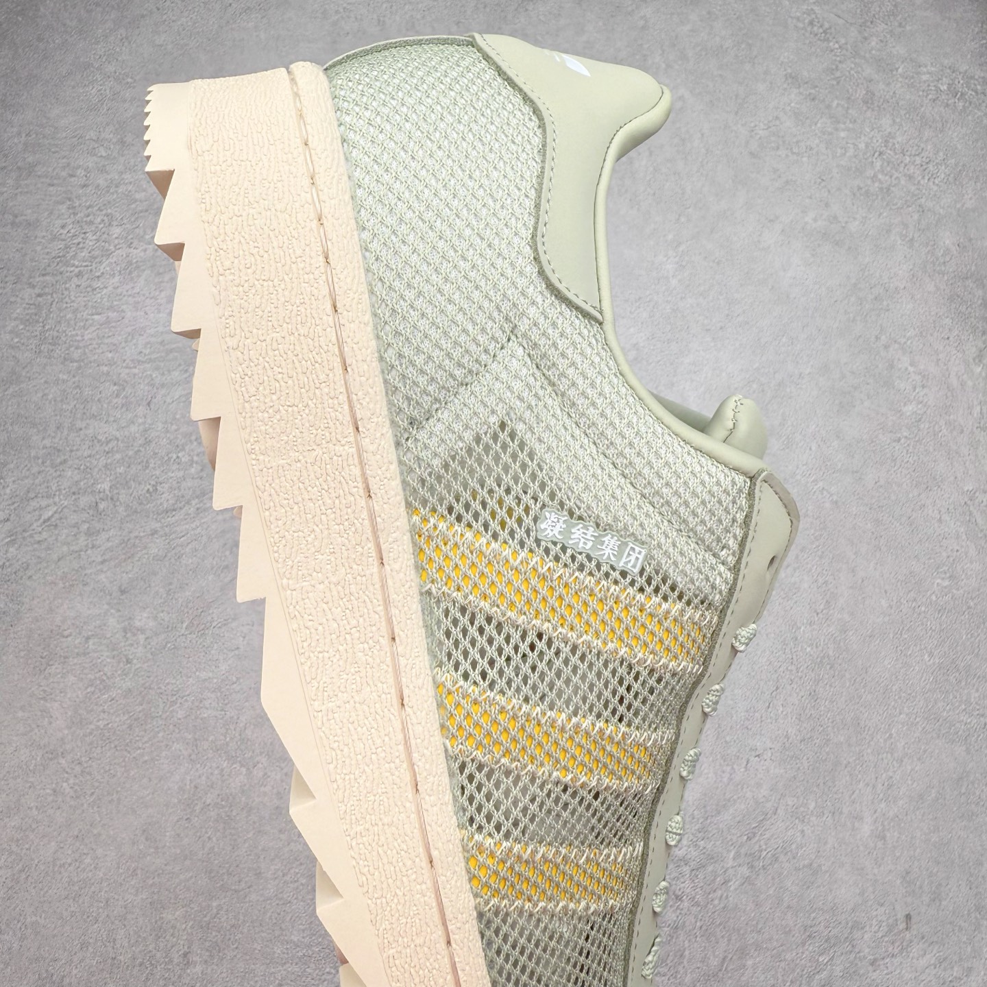 图片[6]-NBHD/NEIGHBORHOOD x CLOT x Adidas Originals Superstar PNS 贝壳头联名 锯齿底系列低帮百搭休闲运动板鞋 IH3643 AD Originals与陈冠希正式宣布成为全球合作伙伴，共同打造 Originals by Edison Chen系列。这一重要联合将开启重新定义创新精神和塑造文化传承的新时代。全球生活方式品牌CLOT迎来了成立20周年，陈冠希作为创始人兼创意总监，年轻时从温哥华移居香港，这段经历让他感受到了东西方文化的碰撞，拥有丰富的视角使他对东西方多元化有了更加深入的认识，并为创立CLOT打下了坚实的基础。对于此次合作，陈冠希凭借着他的思维视野和创意能力，结合adidas丰富的档案和历史，推出了一系列独家合作款式。CLOT 2024年春夏系列时装秀以“承前启后”为主题展开，寓意着品牌致力于培养新秀，延续以国际视野呈现中华文化，并将其创作带到全球的承诺。为进一步加强创意理念，CLOT创始人兼创意总监陈冠希特别邀请了著名时装设计师Humberto Leon，共同设计了本季度系列。该系列围绕三种截然不同的风格进行探索，包括正式、富有生活感和街头风格的服饰，呈现出既可以分别探索又能将三者融合的系列。其中还包括了adidas与陈冠希携手NEIGHBORHOOD共同推出的NEIGHBORHOOD CLOT SUPERSTAR BY EDISON CHEN三方联名鞋款，经过重新设计的标志性SUPERSTAR运动鞋以齿状鞋底和仿旧处理的半贝壳头结合形成独特的轮廓，鞋面网布下有反光装饰的三条纹细节，后跟部分同样点缀着带有反光装饰效果的“凝结集团”标志。adidas Originals by Edison Chen系列旨在体现品牌与陈冠希对创新精神的共同愿景。尺码：36 36⅔ 37⅓ 38 38⅔ 39⅓ 40 40⅔ 41⅓ 42 42⅔ 43⅓ 44 44⅔ 45-选品中心