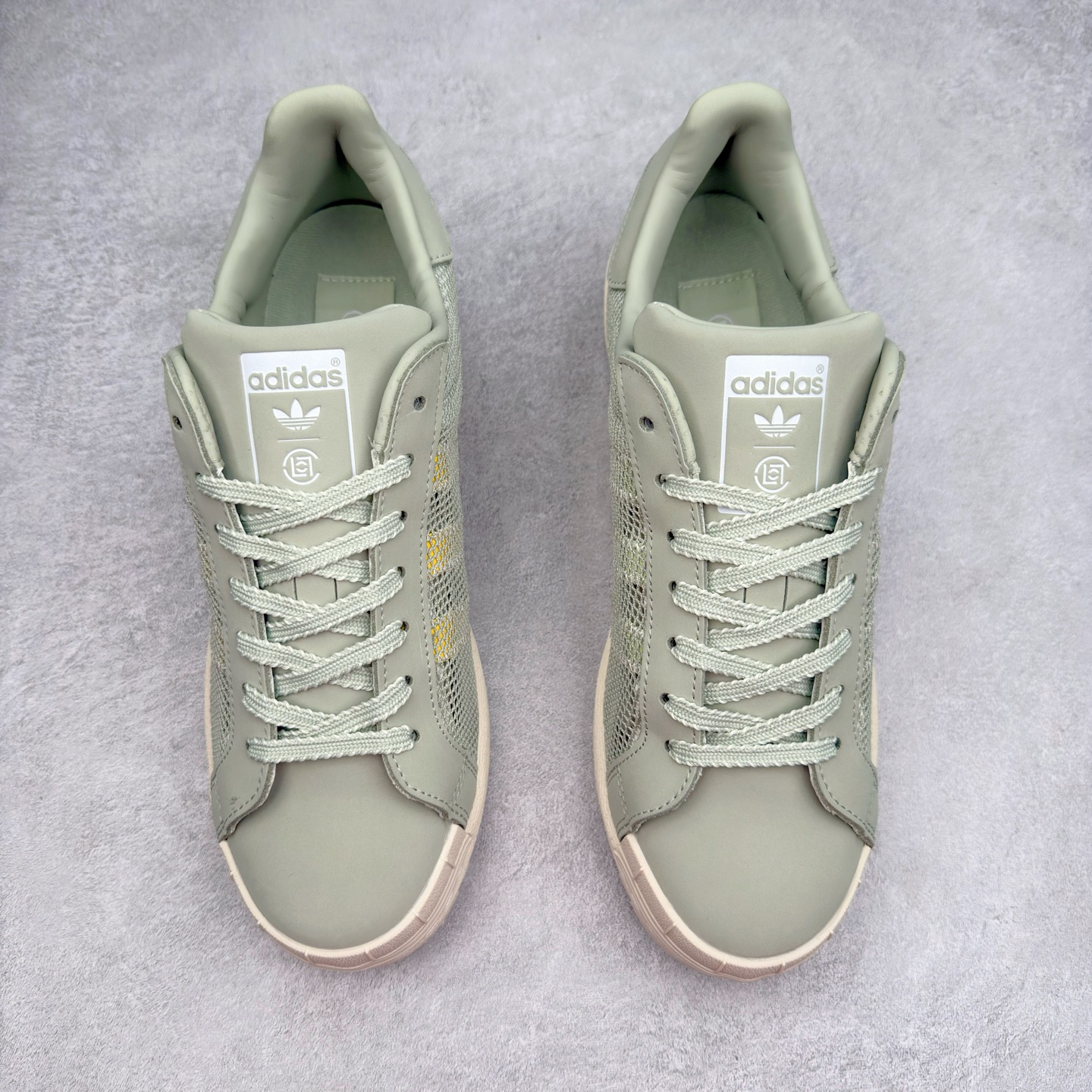 图片[2]-NBHD/NEIGHBORHOOD x CLOT x Adidas Originals Superstar PNS 贝壳头联名 锯齿底系列低帮百搭休闲运动板鞋 IH3643 AD Originals与陈冠希正式宣布成为全球合作伙伴，共同打造 Originals by Edison Chen系列。这一重要联合将开启重新定义创新精神和塑造文化传承的新时代。全球生活方式品牌CLOT迎来了成立20周年，陈冠希作为创始人兼创意总监，年轻时从温哥华移居香港，这段经历让他感受到了东西方文化的碰撞，拥有丰富的视角使他对东西方多元化有了更加深入的认识，并为创立CLOT打下了坚实的基础。对于此次合作，陈冠希凭借着他的思维视野和创意能力，结合adidas丰富的档案和历史，推出了一系列独家合作款式。CLOT 2024年春夏系列时装秀以“承前启后”为主题展开，寓意着品牌致力于培养新秀，延续以国际视野呈现中华文化，并将其创作带到全球的承诺。为进一步加强创意理念，CLOT创始人兼创意总监陈冠希特别邀请了著名时装设计师Humberto Leon，共同设计了本季度系列。该系列围绕三种截然不同的风格进行探索，包括正式、富有生活感和街头风格的服饰，呈现出既可以分别探索又能将三者融合的系列。其中还包括了adidas与陈冠希携手NEIGHBORHOOD共同推出的NEIGHBORHOOD CLOT SUPERSTAR BY EDISON CHEN三方联名鞋款，经过重新设计的标志性SUPERSTAR运动鞋以齿状鞋底和仿旧处理的半贝壳头结合形成独特的轮廓，鞋面网布下有反光装饰的三条纹细节，后跟部分同样点缀着带有反光装饰效果的“凝结集团”标志。adidas Originals by Edison Chen系列旨在体现品牌与陈冠希对创新精神的共同愿景。尺码：36 36⅔ 37⅓ 38 38⅔ 39⅓ 40 40⅔ 41⅓ 42 42⅔ 43⅓ 44 44⅔ 45-选品中心