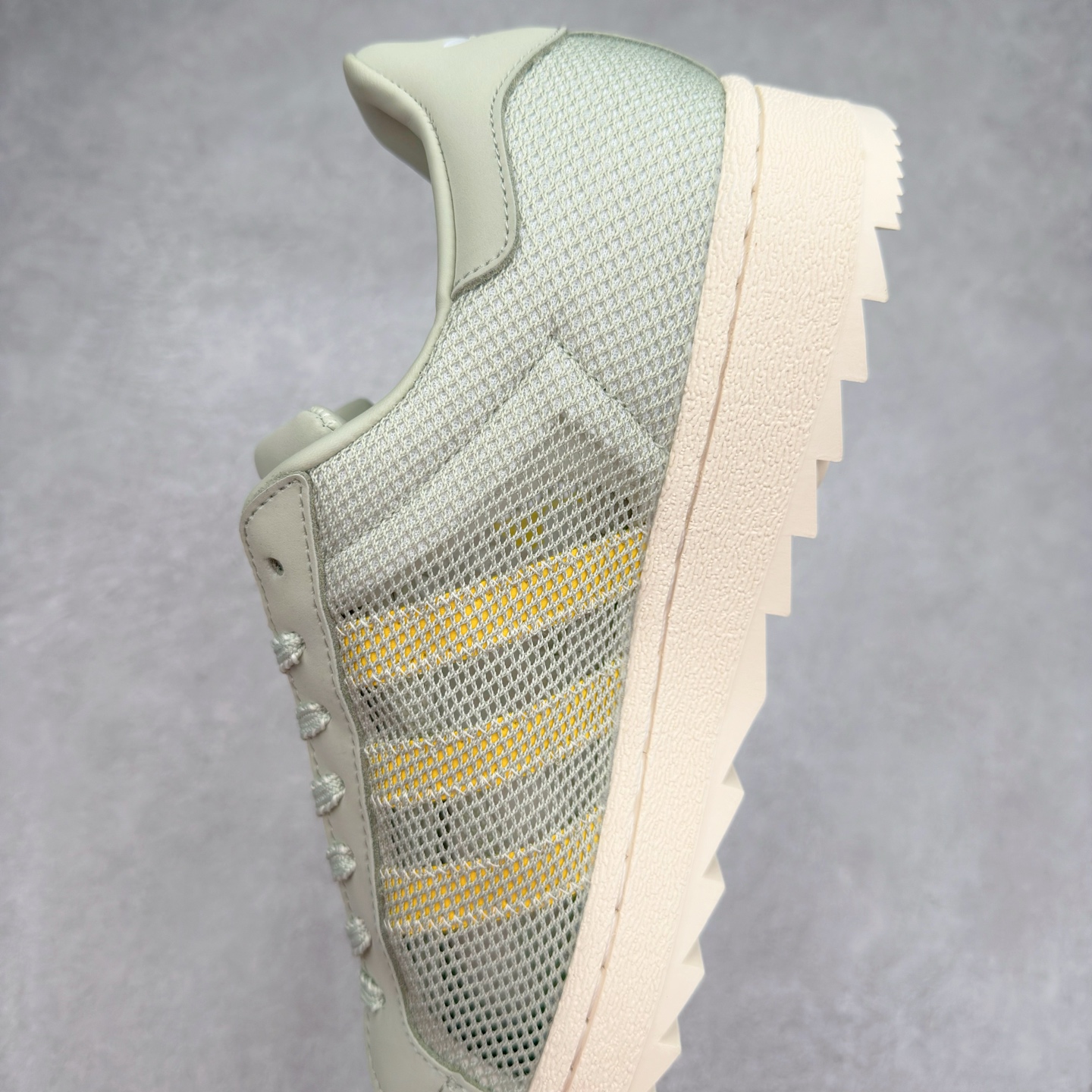 图片[7]-NBHD/NEIGHBORHOOD x CLOT x Adidas Originals Superstar PNS 贝壳头联名 锯齿底系列低帮百搭休闲运动板鞋 IH3643 AD Originals与陈冠希正式宣布成为全球合作伙伴，共同打造 Originals by Edison Chen系列。这一重要联合将开启重新定义创新精神和塑造文化传承的新时代。全球生活方式品牌CLOT迎来了成立20周年，陈冠希作为创始人兼创意总监，年轻时从温哥华移居香港，这段经历让他感受到了东西方文化的碰撞，拥有丰富的视角使他对东西方多元化有了更加深入的认识，并为创立CLOT打下了坚实的基础。对于此次合作，陈冠希凭借着他的思维视野和创意能力，结合adidas丰富的档案和历史，推出了一系列独家合作款式。CLOT 2024年春夏系列时装秀以“承前启后”为主题展开，寓意着品牌致力于培养新秀，延续以国际视野呈现中华文化，并将其创作带到全球的承诺。为进一步加强创意理念，CLOT创始人兼创意总监陈冠希特别邀请了著名时装设计师Humberto Leon，共同设计了本季度系列。该系列围绕三种截然不同的风格进行探索，包括正式、富有生活感和街头风格的服饰，呈现出既可以分别探索又能将三者融合的系列。其中还包括了adidas与陈冠希携手NEIGHBORHOOD共同推出的NEIGHBORHOOD CLOT SUPERSTAR BY EDISON CHEN三方联名鞋款，经过重新设计的标志性SUPERSTAR运动鞋以齿状鞋底和仿旧处理的半贝壳头结合形成独特的轮廓，鞋面网布下有反光装饰的三条纹细节，后跟部分同样点缀着带有反光装饰效果的“凝结集团”标志。adidas Originals by Edison Chen系列旨在体现品牌与陈冠希对创新精神的共同愿景。尺码：36 36⅔ 37⅓ 38 38⅔ 39⅓ 40 40⅔ 41⅓ 42 42⅔ 43⅓ 44 44⅔ 45-选品中心