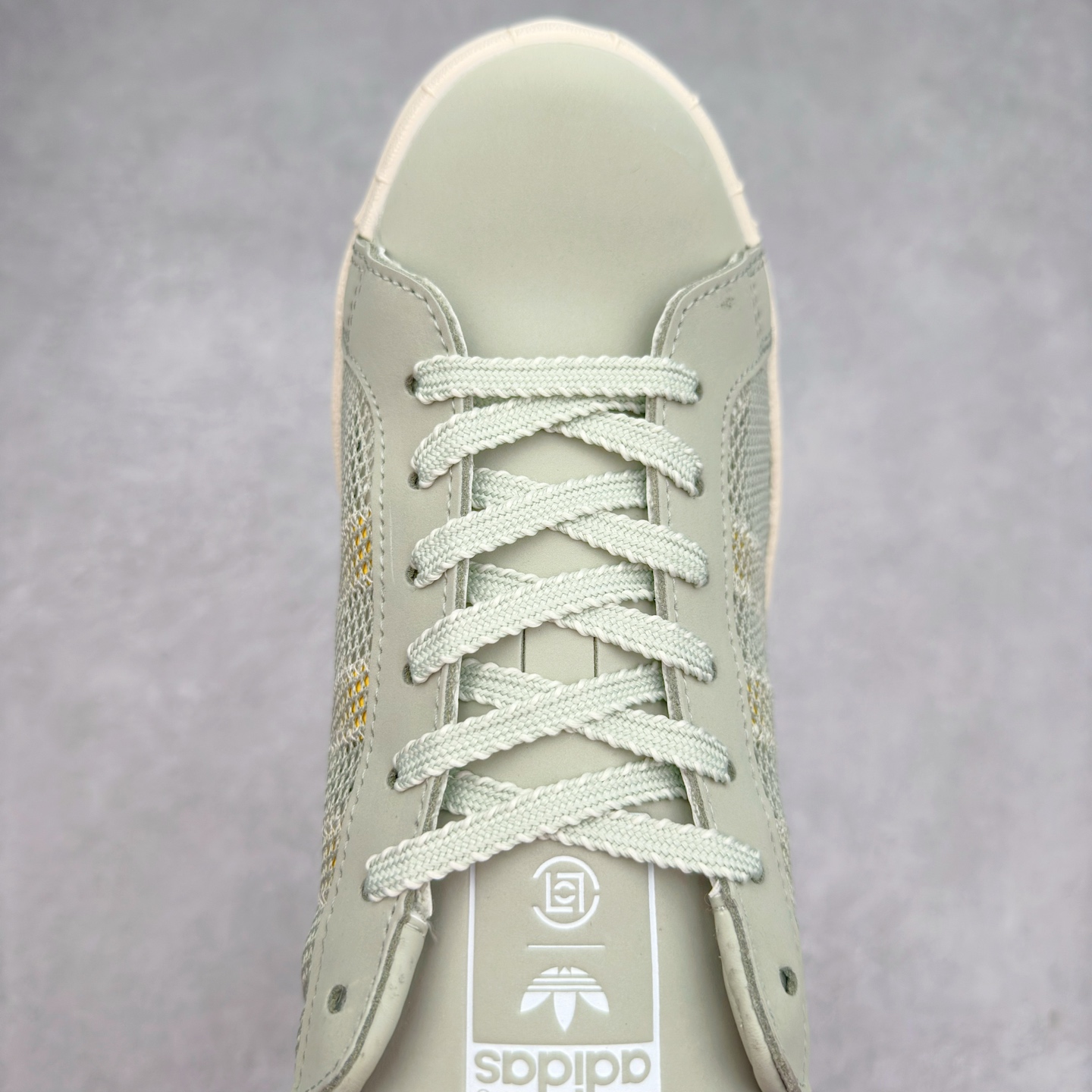 图片[4]-NBHD/NEIGHBORHOOD x CLOT x Adidas Originals Superstar PNS 贝壳头联名 锯齿底系列低帮百搭休闲运动板鞋 IH3643 AD Originals与陈冠希正式宣布成为全球合作伙伴，共同打造 Originals by Edison Chen系列。这一重要联合将开启重新定义创新精神和塑造文化传承的新时代。全球生活方式品牌CLOT迎来了成立20周年，陈冠希作为创始人兼创意总监，年轻时从温哥华移居香港，这段经历让他感受到了东西方文化的碰撞，拥有丰富的视角使他对东西方多元化有了更加深入的认识，并为创立CLOT打下了坚实的基础。对于此次合作，陈冠希凭借着他的思维视野和创意能力，结合adidas丰富的档案和历史，推出了一系列独家合作款式。CLOT 2024年春夏系列时装秀以“承前启后”为主题展开，寓意着品牌致力于培养新秀，延续以国际视野呈现中华文化，并将其创作带到全球的承诺。为进一步加强创意理念，CLOT创始人兼创意总监陈冠希特别邀请了著名时装设计师Humberto Leon，共同设计了本季度系列。该系列围绕三种截然不同的风格进行探索，包括正式、富有生活感和街头风格的服饰，呈现出既可以分别探索又能将三者融合的系列。其中还包括了adidas与陈冠希携手NEIGHBORHOOD共同推出的NEIGHBORHOOD CLOT SUPERSTAR BY EDISON CHEN三方联名鞋款，经过重新设计的标志性SUPERSTAR运动鞋以齿状鞋底和仿旧处理的半贝壳头结合形成独特的轮廓，鞋面网布下有反光装饰的三条纹细节，后跟部分同样点缀着带有反光装饰效果的“凝结集团”标志。adidas Originals by Edison Chen系列旨在体现品牌与陈冠希对创新精神的共同愿景。尺码：36 36⅔ 37⅓ 38 38⅔ 39⅓ 40 40⅔ 41⅓ 42 42⅔ 43⅓ 44 44⅔ 45-选品中心