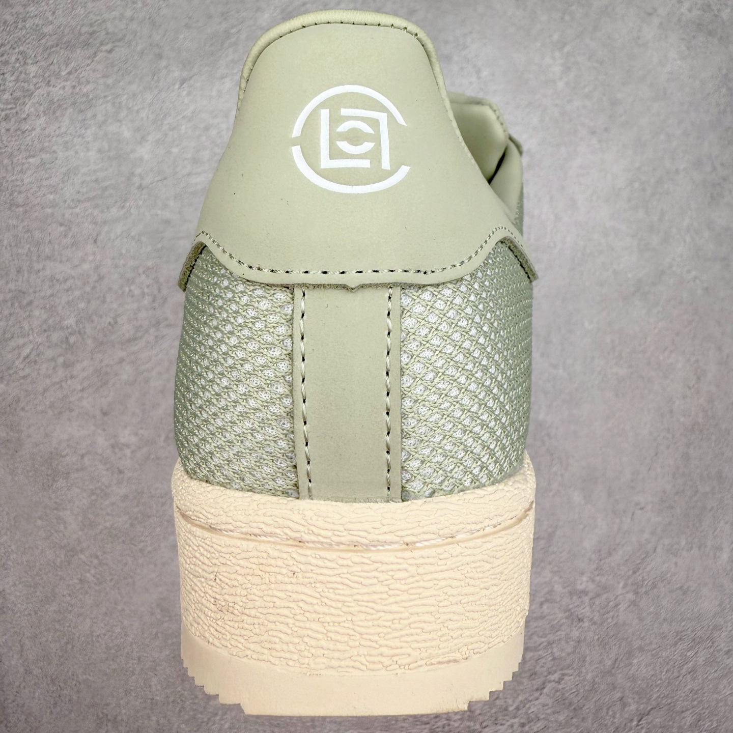 图片[8]-NBHD/NEIGHBORHOOD x CLOT x Adidas Originals Superstar PNS 贝壳头联名 锯齿底系列低帮百搭休闲运动板鞋 IH3643 AD Originals与陈冠希正式宣布成为全球合作伙伴，共同打造 Originals by Edison Chen系列。这一重要联合将开启重新定义创新精神和塑造文化传承的新时代。全球生活方式品牌CLOT迎来了成立20周年，陈冠希作为创始人兼创意总监，年轻时从温哥华移居香港，这段经历让他感受到了东西方文化的碰撞，拥有丰富的视角使他对东西方多元化有了更加深入的认识，并为创立CLOT打下了坚实的基础。对于此次合作，陈冠希凭借着他的思维视野和创意能力，结合adidas丰富的档案和历史，推出了一系列独家合作款式。CLOT 2024年春夏系列时装秀以“承前启后”为主题展开，寓意着品牌致力于培养新秀，延续以国际视野呈现中华文化，并将其创作带到全球的承诺。为进一步加强创意理念，CLOT创始人兼创意总监陈冠希特别邀请了著名时装设计师Humberto Leon，共同设计了本季度系列。该系列围绕三种截然不同的风格进行探索，包括正式、富有生活感和街头风格的服饰，呈现出既可以分别探索又能将三者融合的系列。其中还包括了adidas与陈冠希携手NEIGHBORHOOD共同推出的NEIGHBORHOOD CLOT SUPERSTAR BY EDISON CHEN三方联名鞋款，经过重新设计的标志性SUPERSTAR运动鞋以齿状鞋底和仿旧处理的半贝壳头结合形成独特的轮廓，鞋面网布下有反光装饰的三条纹细节，后跟部分同样点缀着带有反光装饰效果的“凝结集团”标志。adidas Originals by Edison Chen系列旨在体现品牌与陈冠希对创新精神的共同愿景。尺码：36 36⅔ 37⅓ 38 38⅔ 39⅓ 40 40⅔ 41⅓ 42 42⅔ 43⅓ 44 44⅔ 45-选品中心