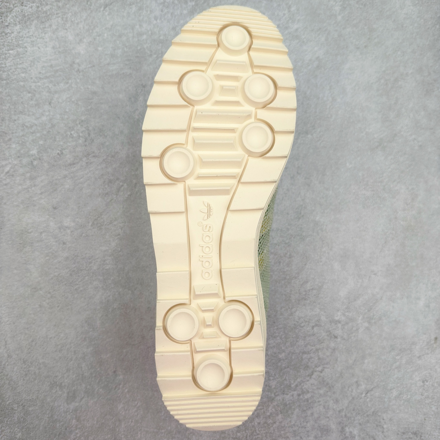 图片[9]-NBHD/NEIGHBORHOOD x CLOT x Adidas Originals Superstar PNS 贝壳头联名 锯齿底系列低帮百搭休闲运动板鞋 IH3643 AD Originals与陈冠希正式宣布成为全球合作伙伴，共同打造 Originals by Edison Chen系列。这一重要联合将开启重新定义创新精神和塑造文化传承的新时代。全球生活方式品牌CLOT迎来了成立20周年，陈冠希作为创始人兼创意总监，年轻时从温哥华移居香港，这段经历让他感受到了东西方文化的碰撞，拥有丰富的视角使他对东西方多元化有了更加深入的认识，并为创立CLOT打下了坚实的基础。对于此次合作，陈冠希凭借着他的思维视野和创意能力，结合adidas丰富的档案和历史，推出了一系列独家合作款式。CLOT 2024年春夏系列时装秀以“承前启后”为主题展开，寓意着品牌致力于培养新秀，延续以国际视野呈现中华文化，并将其创作带到全球的承诺。为进一步加强创意理念，CLOT创始人兼创意总监陈冠希特别邀请了著名时装设计师Humberto Leon，共同设计了本季度系列。该系列围绕三种截然不同的风格进行探索，包括正式、富有生活感和街头风格的服饰，呈现出既可以分别探索又能将三者融合的系列。其中还包括了adidas与陈冠希携手NEIGHBORHOOD共同推出的NEIGHBORHOOD CLOT SUPERSTAR BY EDISON CHEN三方联名鞋款，经过重新设计的标志性SUPERSTAR运动鞋以齿状鞋底和仿旧处理的半贝壳头结合形成独特的轮廓，鞋面网布下有反光装饰的三条纹细节，后跟部分同样点缀着带有反光装饰效果的“凝结集团”标志。adidas Originals by Edison Chen系列旨在体现品牌与陈冠希对创新精神的共同愿景。尺码：36 36⅔ 37⅓ 38 38⅔ 39⅓ 40 40⅔ 41⅓ 42 42⅔ 43⅓ 44 44⅔ 45-选品中心