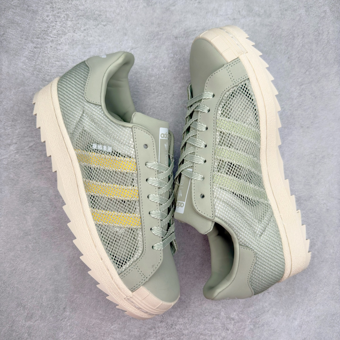 图片[3]-NBHD/NEIGHBORHOOD x CLOT x Adidas Originals Superstar PNS 贝壳头联名 锯齿底系列低帮百搭休闲运动板鞋 IH3643 AD Originals与陈冠希正式宣布成为全球合作伙伴，共同打造 Originals by Edison Chen系列。这一重要联合将开启重新定义创新精神和塑造文化传承的新时代。全球生活方式品牌CLOT迎来了成立20周年，陈冠希作为创始人兼创意总监，年轻时从温哥华移居香港，这段经历让他感受到了东西方文化的碰撞，拥有丰富的视角使他对东西方多元化有了更加深入的认识，并为创立CLOT打下了坚实的基础。对于此次合作，陈冠希凭借着他的思维视野和创意能力，结合adidas丰富的档案和历史，推出了一系列独家合作款式。CLOT 2024年春夏系列时装秀以“承前启后”为主题展开，寓意着品牌致力于培养新秀，延续以国际视野呈现中华文化，并将其创作带到全球的承诺。为进一步加强创意理念，CLOT创始人兼创意总监陈冠希特别邀请了著名时装设计师Humberto Leon，共同设计了本季度系列。该系列围绕三种截然不同的风格进行探索，包括正式、富有生活感和街头风格的服饰，呈现出既可以分别探索又能将三者融合的系列。其中还包括了adidas与陈冠希携手NEIGHBORHOOD共同推出的NEIGHBORHOOD CLOT SUPERSTAR BY EDISON CHEN三方联名鞋款，经过重新设计的标志性SUPERSTAR运动鞋以齿状鞋底和仿旧处理的半贝壳头结合形成独特的轮廓，鞋面网布下有反光装饰的三条纹细节，后跟部分同样点缀着带有反光装饰效果的“凝结集团”标志。adidas Originals by Edison Chen系列旨在体现品牌与陈冠希对创新精神的共同愿景。尺码：36 36⅔ 37⅓ 38 38⅔ 39⅓ 40 40⅔ 41⅓ 42 42⅔ 43⅓ 44 44⅔ 45-选品中心