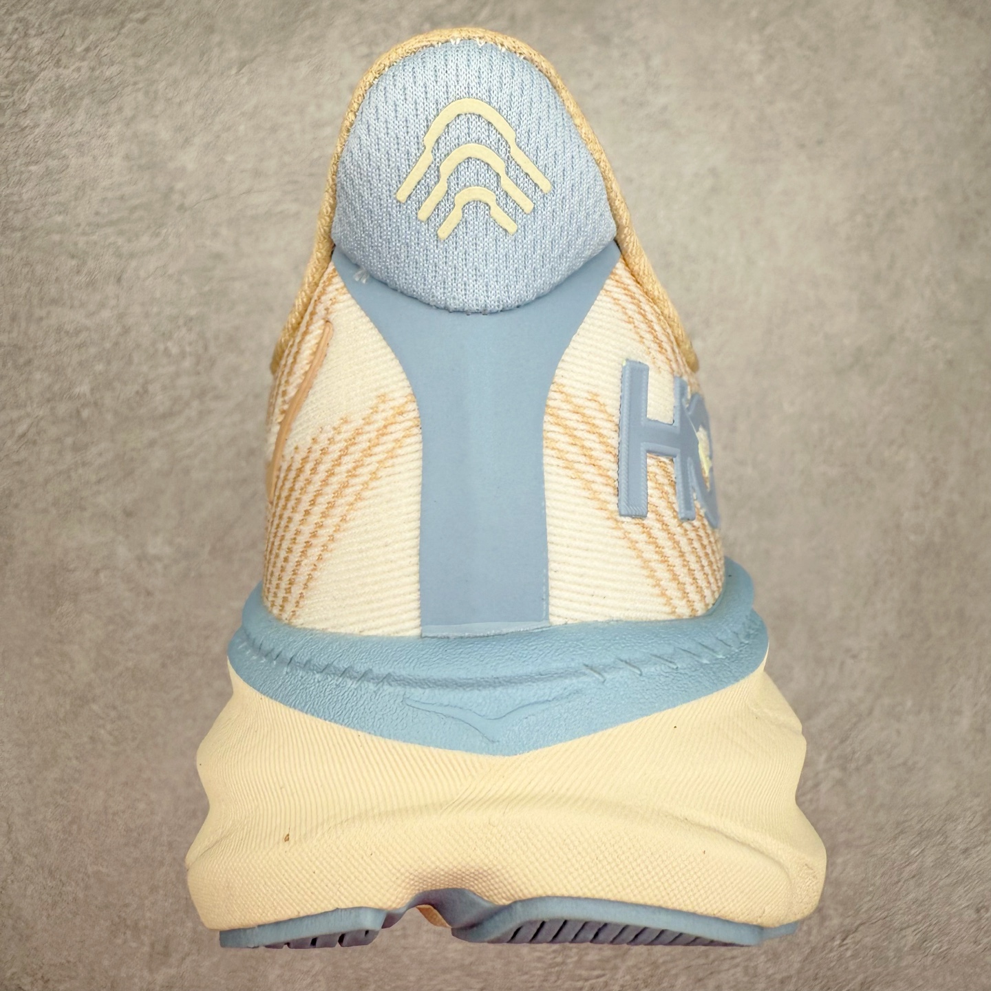 图片[8]-HOKA ONE ONE Clifton 克里夫顿9代专业性能减震公路跑步鞋 轻盈透气的针织网面和纱线的使用让鞋面更挺拔 增强鞋面的强度和支撑性能 搭配柔软的鞋舌 让双脚在舒适包裹中跑的更加畅快 全新泡棉中底 柔软的同时增强回弹性能 为不同跑者提供更平稳流畅的脚感 带来全面的缓冲保护 根据人体工程学设计的延长拉襟 后跟处弹软的海绵填充舒适固定 避免掉跟和摩擦 相比上一代光滑的内衬 Clifton 9的内衬增强了摩擦力 避免双脚在鞋内滑动 尺码：36 36.5 37.5 38 38.5 39 40 40.5 41 42 42.5 43 44 44.5 45-选品中心