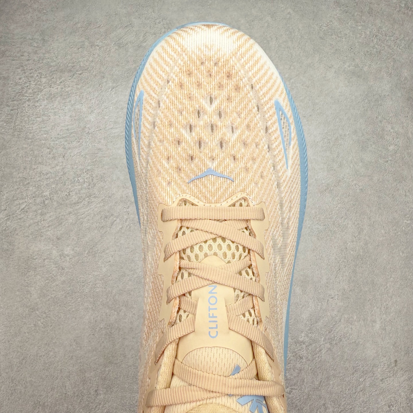 图片[4]-HOKA ONE ONE Clifton 克里夫顿9代专业性能减震公路跑步鞋 轻盈透气的针织网面和纱线的使用让鞋面更挺拔 增强鞋面的强度和支撑性能 搭配柔软的鞋舌 让双脚在舒适包裹中跑的更加畅快 全新泡棉中底 柔软的同时增强回弹性能 为不同跑者提供更平稳流畅的脚感 带来全面的缓冲保护 根据人体工程学设计的延长拉襟 后跟处弹软的海绵填充舒适固定 避免掉跟和摩擦 相比上一代光滑的内衬 Clifton 9的内衬增强了摩擦力 避免双脚在鞋内滑动 尺码：36 36.5 37.5 38 38.5 39 40 40.5 41 42 42.5 43 44 44.5 45-选品中心