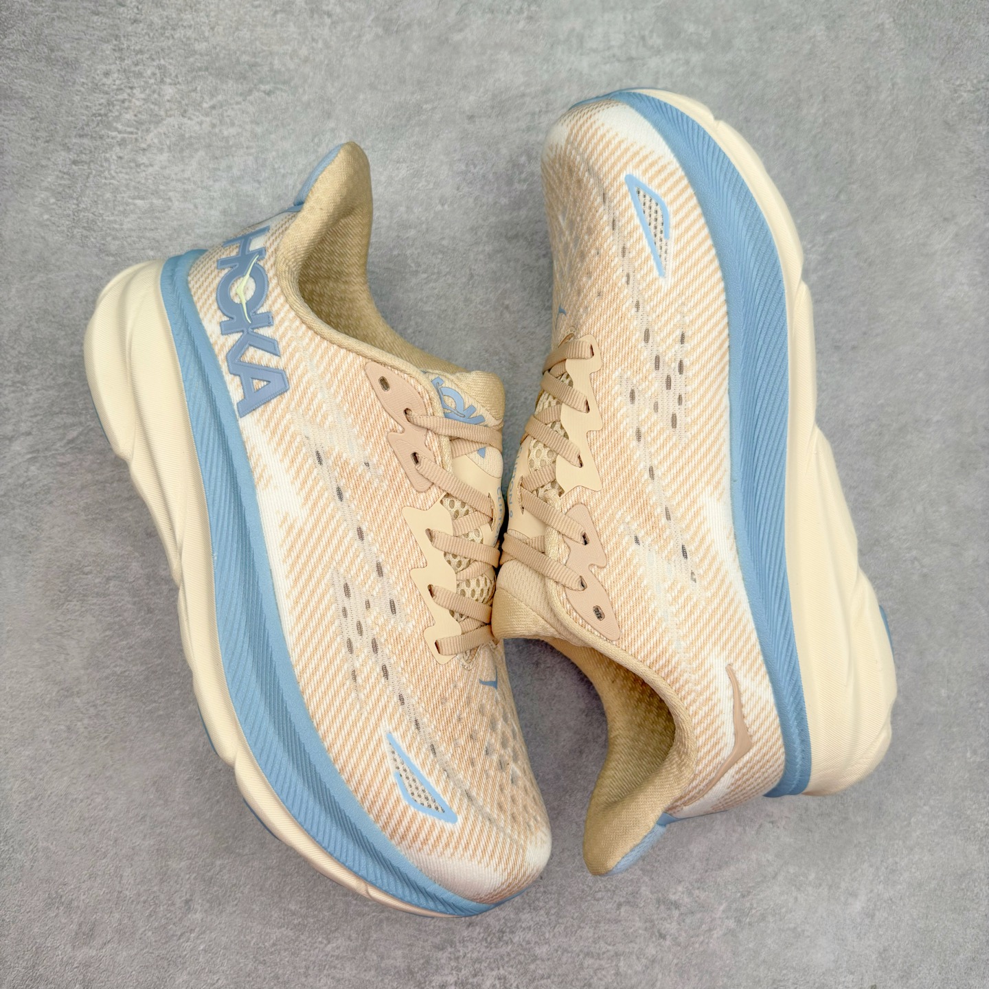 图片[3]-HOKA ONE ONE Clifton 克里夫顿9代专业性能减震公路跑步鞋 轻盈透气的针织网面和纱线的使用让鞋面更挺拔 增强鞋面的强度和支撑性能 搭配柔软的鞋舌 让双脚在舒适包裹中跑的更加畅快 全新泡棉中底 柔软的同时增强回弹性能 为不同跑者提供更平稳流畅的脚感 带来全面的缓冲保护 根据人体工程学设计的延长拉襟 后跟处弹软的海绵填充舒适固定 避免掉跟和摩擦 相比上一代光滑的内衬 Clifton 9的内衬增强了摩擦力 避免双脚在鞋内滑动 尺码：36 36.5 37.5 38 38.5 39 40 40.5 41 42 42.5 43 44 44.5 45-选品中心