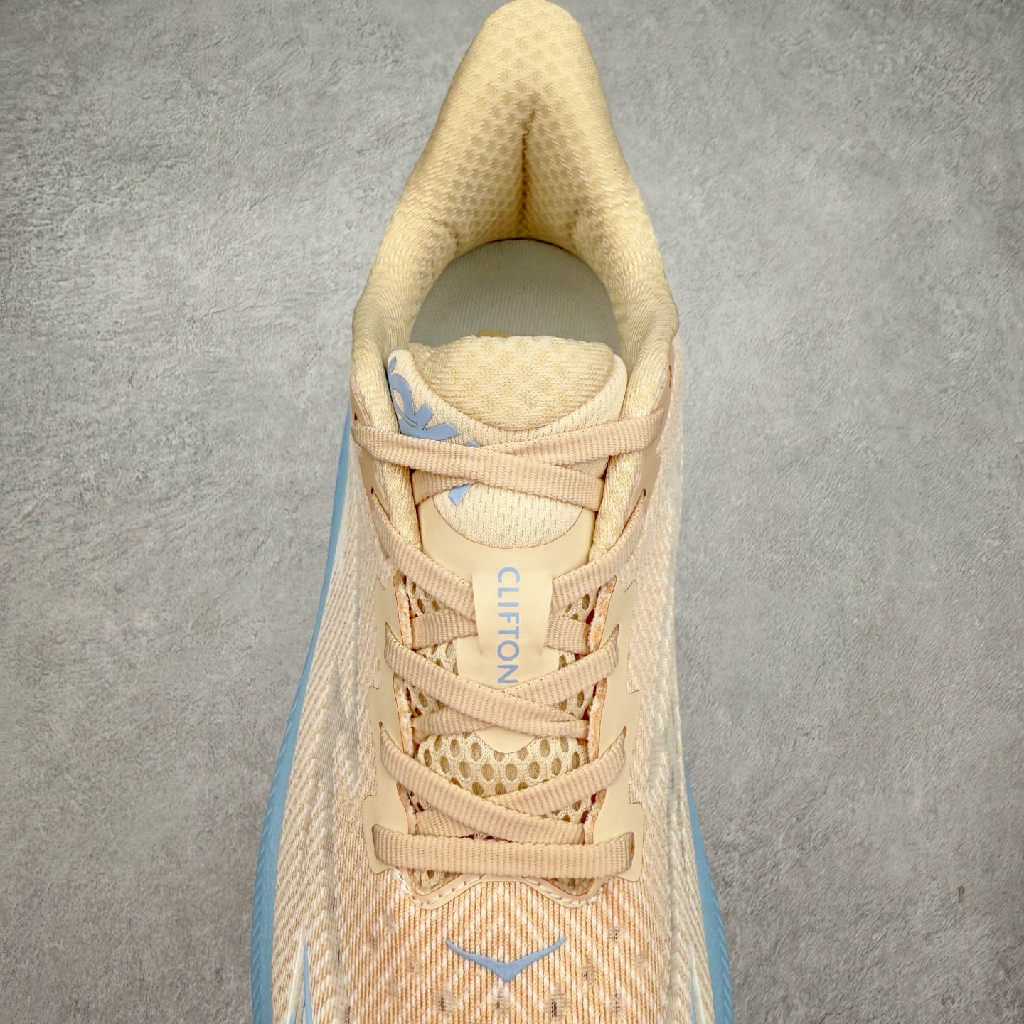 图片[5]-HOKA ONE ONE Clifton 克里夫顿9代专业性能减震公路跑步鞋 轻盈透气的针织网面和纱线的使用让鞋面更挺拔 增强鞋面的强度和支撑性能 搭配柔软的鞋舌 让双脚在舒适包裹中跑的更加畅快 全新泡棉中底 柔软的同时增强回弹性能 为不同跑者提供更平稳流畅的脚感 带来全面的缓冲保护 根据人体工程学设计的延长拉襟 后跟处弹软的海绵填充舒适固定 避免掉跟和摩擦 相比上一代光滑的内衬 Clifton 9的内衬增强了摩擦力 避免双脚在鞋内滑动 尺码：36 36.5 37.5 38 38.5 39 40 40.5 41 42 42.5 43 44 44.5 45-选品中心