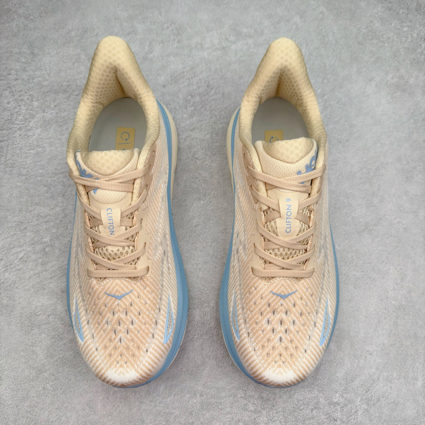 图片[2]-HOKA ONE ONE Clifton 克里夫顿9代专业性能减震公路跑步鞋 轻盈透气的针织网面和纱线的使用让鞋面更挺拔 增强鞋面的强度和支撑性能 搭配柔软的鞋舌 让双脚在舒适包裹中跑的更加畅快 全新泡棉中底 柔软的同时增强回弹性能 为不同跑者提供更平稳流畅的脚感 带来全面的缓冲保护 根据人体工程学设计的延长拉襟 后跟处弹软的海绵填充舒适固定 避免掉跟和摩擦 相比上一代光滑的内衬 Clifton 9的内衬增强了摩擦力 避免双脚在鞋内滑动 尺码：36 36.5 37.5 38 38.5 39 40 40.5 41 42 42.5 43 44 44.5 45-选品中心