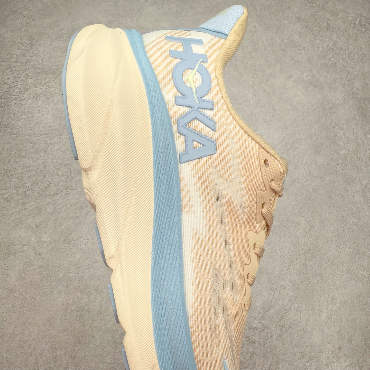 图片[6]-HOKA ONE ONE Clifton 克里夫顿9代专业性能减震公路跑步鞋 轻盈透气的针织网面和纱线的使用让鞋面更挺拔 增强鞋面的强度和支撑性能 搭配柔软的鞋舌 让双脚在舒适包裹中跑的更加畅快 全新泡棉中底 柔软的同时增强回弹性能 为不同跑者提供更平稳流畅的脚感 带来全面的缓冲保护 根据人体工程学设计的延长拉襟 后跟处弹软的海绵填充舒适固定 避免掉跟和摩擦 相比上一代光滑的内衬 Clifton 9的内衬增强了摩擦力 避免双脚在鞋内滑动 尺码：36 36.5 37.5 38 38.5 39 40 40.5 41 42 42.5 43 44 44.5 45-选品中心