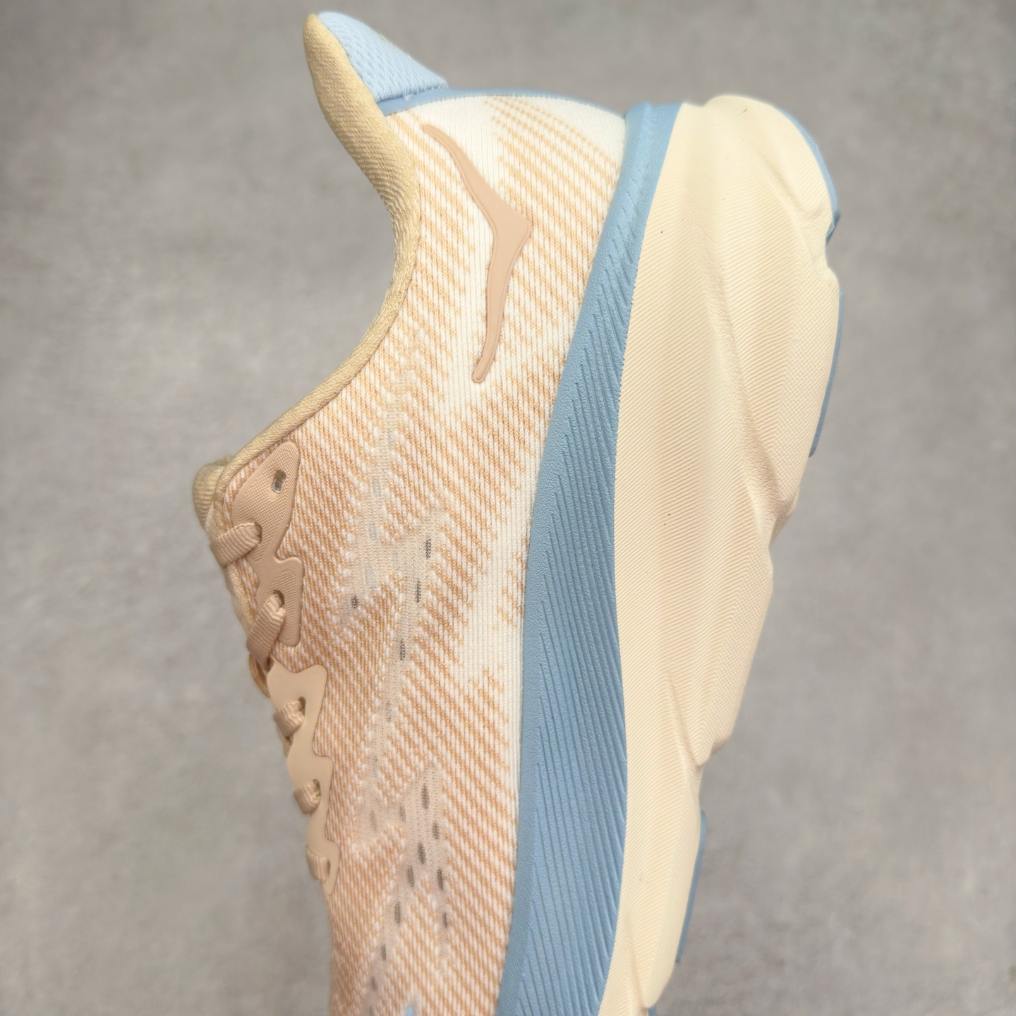 图片[7]-HOKA ONE ONE Clifton 克里夫顿9代专业性能减震公路跑步鞋 轻盈透气的针织网面和纱线的使用让鞋面更挺拔 增强鞋面的强度和支撑性能 搭配柔软的鞋舌 让双脚在舒适包裹中跑的更加畅快 全新泡棉中底 柔软的同时增强回弹性能 为不同跑者提供更平稳流畅的脚感 带来全面的缓冲保护 根据人体工程学设计的延长拉襟 后跟处弹软的海绵填充舒适固定 避免掉跟和摩擦 相比上一代光滑的内衬 Clifton 9的内衬增强了摩擦力 避免双脚在鞋内滑动 尺码：36 36.5 37.5 38 38.5 39 40 40.5 41 42 42.5 43 44 44.5 45-选品中心