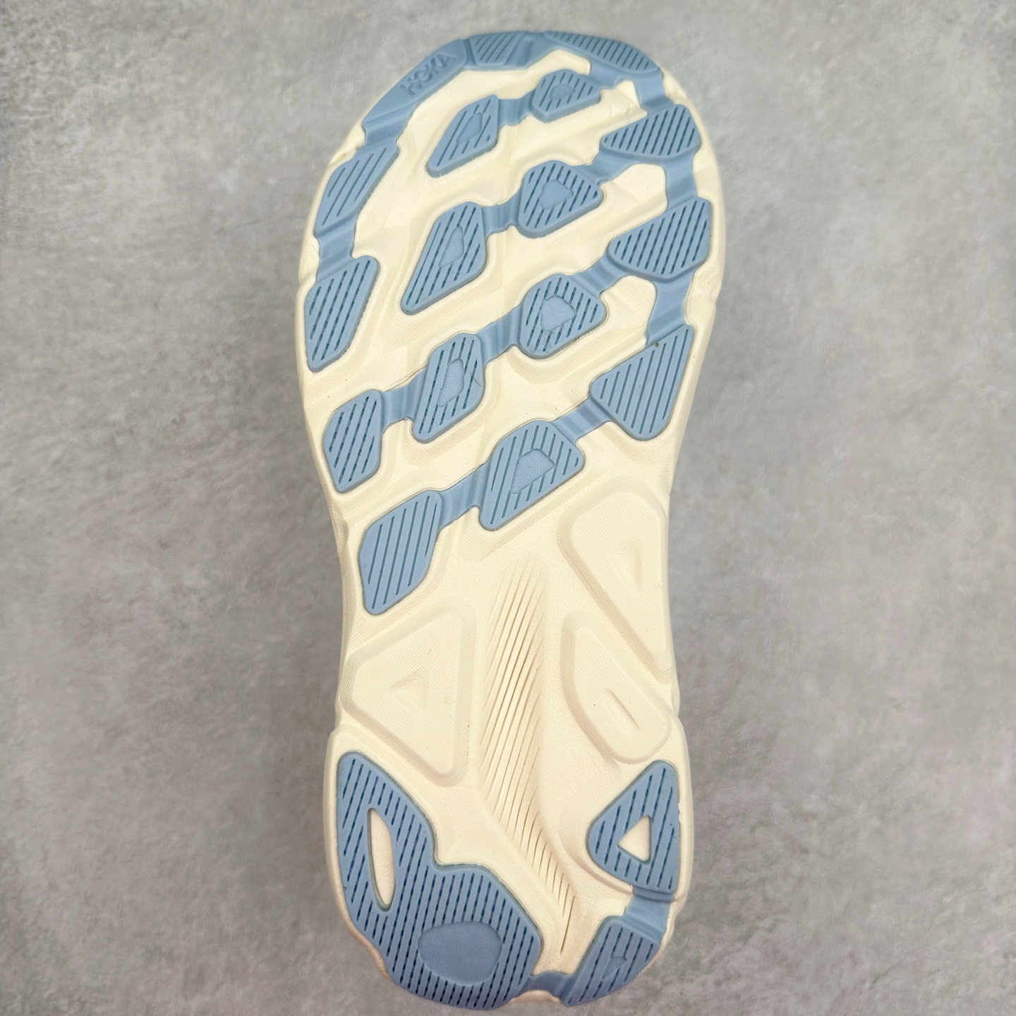 图片[9]-HOKA ONE ONE Clifton 克里夫顿9代专业性能减震公路跑步鞋 轻盈透气的针织网面和纱线的使用让鞋面更挺拔 增强鞋面的强度和支撑性能 搭配柔软的鞋舌 让双脚在舒适包裹中跑的更加畅快 全新泡棉中底 柔软的同时增强回弹性能 为不同跑者提供更平稳流畅的脚感 带来全面的缓冲保护 根据人体工程学设计的延长拉襟 后跟处弹软的海绵填充舒适固定 避免掉跟和摩擦 相比上一代光滑的内衬 Clifton 9的内衬增强了摩擦力 避免双脚在鞋内滑动 尺码：36 36.5 37.5 38 38.5 39 40 40.5 41 42 42.5 43 44 44.5 45-选品中心