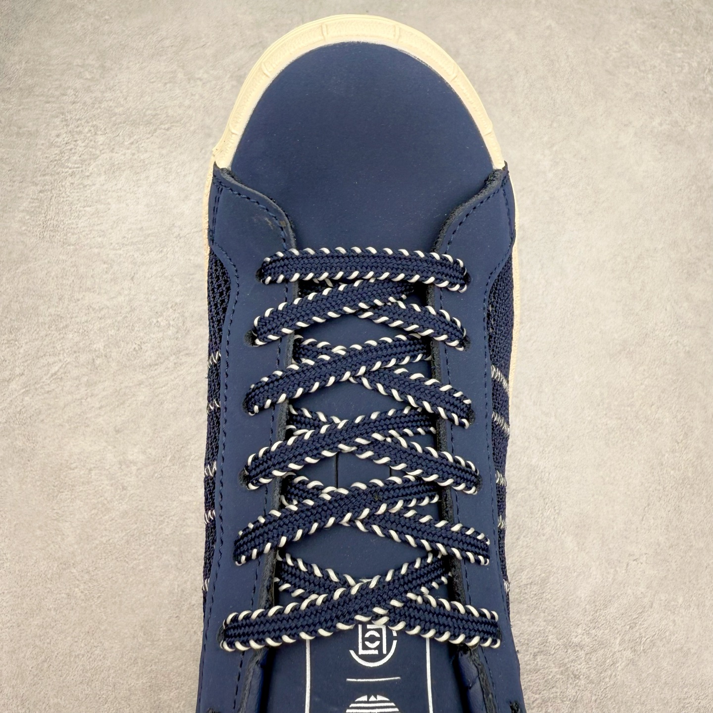 图片[4]-NBHD/NEIGHBORHOOD x CLOT x Adidas Originals Superstar PNS 贝壳头联名 锯齿底系列低帮百搭休闲运动板鞋 IH3644 AD Originals与陈冠希正式宣布成为全球合作伙伴，共同打造 Originals by Edison Chen系列。这一重要联合将开启重新定义创新精神和塑造文化传承的新时代。全球生活方式品牌CLOT迎来了成立20周年，陈冠希作为创始人兼创意总监，年轻时从温哥华移居香港，这段经历让他感受到了东西方文化的碰撞，拥有丰富的视角使他对东西方多元化有了更加深入的认识，并为创立CLOT打下了坚实的基础。对于此次合作，陈冠希凭借着他的思维视野和创意能力，结合adidas丰富的档案和历史，推出了一系列独家合作款式。CLOT 2024年春夏系列时装秀以“承前启后”为主题展开，寓意着品牌致力于培养新秀，延续以国际视野呈现中华文化，并将其创作带到全球的承诺。为进一步加强创意理念，CLOT创始人兼创意总监陈冠希特别邀请了著名时装设计师Humberto Leon，共同设计了本季度系列。该系列围绕三种截然不同的风格进行探索，包括正式、富有生活感和街头风格的服饰，呈现出既可以分别探索又能将三者融合的系列。其中还包括了adidas与陈冠希携手NEIGHBORHOOD共同推出的NEIGHBORHOOD CLOT SUPERSTAR BY EDISON CHEN三方联名鞋款，经过重新设计的标志性SUPERSTAR运动鞋以齿状鞋底和仿旧处理的半贝壳头结合形成独特的轮廓，鞋面网布下有反光装饰的三条纹细节，后跟部分同样点缀着带有反光装饰效果的“凝结集团”标志。adidas Originals by Edison Chen系列旨在体现品牌与陈冠希对创新精神的共同愿景。尺码：36 36⅔ 37⅓ 38 38⅔ 39⅓ 40 40⅔ 41⅓ 42 42⅔ 43⅓ 44 44⅔ 45-选品中心