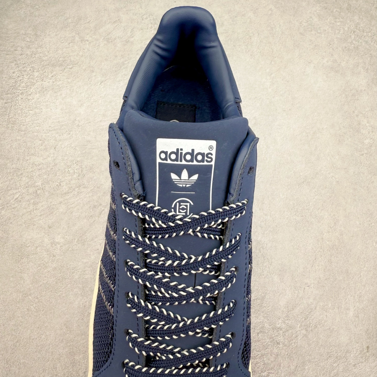 图片[5]-NBHD/NEIGHBORHOOD x CLOT x Adidas Originals Superstar PNS 贝壳头联名 锯齿底系列低帮百搭休闲运动板鞋 IH3644 AD Originals与陈冠希正式宣布成为全球合作伙伴，共同打造 Originals by Edison Chen系列。这一重要联合将开启重新定义创新精神和塑造文化传承的新时代。全球生活方式品牌CLOT迎来了成立20周年，陈冠希作为创始人兼创意总监，年轻时从温哥华移居香港，这段经历让他感受到了东西方文化的碰撞，拥有丰富的视角使他对东西方多元化有了更加深入的认识，并为创立CLOT打下了坚实的基础。对于此次合作，陈冠希凭借着他的思维视野和创意能力，结合adidas丰富的档案和历史，推出了一系列独家合作款式。CLOT 2024年春夏系列时装秀以“承前启后”为主题展开，寓意着品牌致力于培养新秀，延续以国际视野呈现中华文化，并将其创作带到全球的承诺。为进一步加强创意理念，CLOT创始人兼创意总监陈冠希特别邀请了著名时装设计师Humberto Leon，共同设计了本季度系列。该系列围绕三种截然不同的风格进行探索，包括正式、富有生活感和街头风格的服饰，呈现出既可以分别探索又能将三者融合的系列。其中还包括了adidas与陈冠希携手NEIGHBORHOOD共同推出的NEIGHBORHOOD CLOT SUPERSTAR BY EDISON CHEN三方联名鞋款，经过重新设计的标志性SUPERSTAR运动鞋以齿状鞋底和仿旧处理的半贝壳头结合形成独特的轮廓，鞋面网布下有反光装饰的三条纹细节，后跟部分同样点缀着带有反光装饰效果的“凝结集团”标志。adidas Originals by Edison Chen系列旨在体现品牌与陈冠希对创新精神的共同愿景。尺码：36 36⅔ 37⅓ 38 38⅔ 39⅓ 40 40⅔ 41⅓ 42 42⅔ 43⅓ 44 44⅔ 45-选品中心