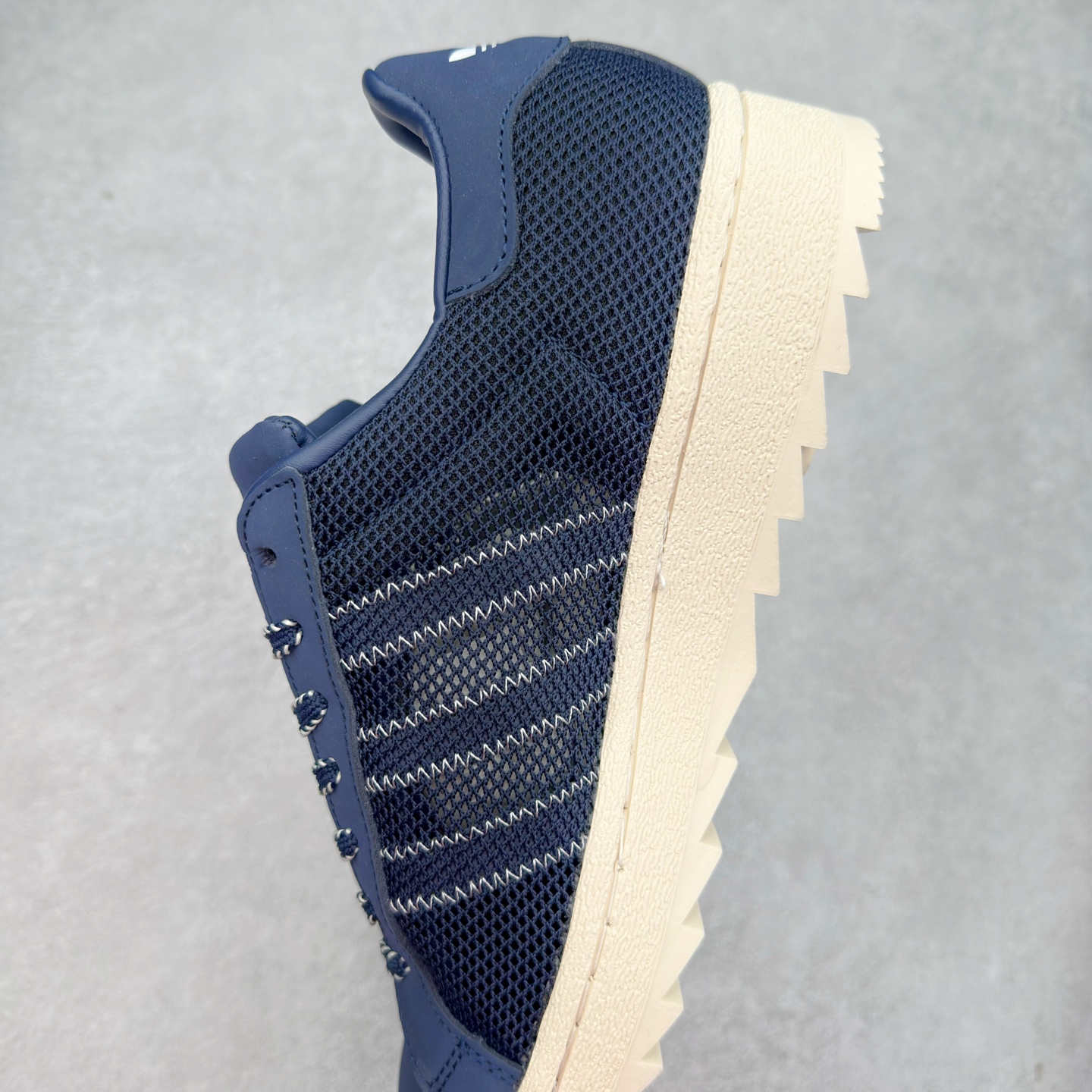 图片[7]-NBHD/NEIGHBORHOOD x CLOT x Adidas Originals Superstar PNS 贝壳头联名 锯齿底系列低帮百搭休闲运动板鞋 IH3644 AD Originals与陈冠希正式宣布成为全球合作伙伴，共同打造 Originals by Edison Chen系列。这一重要联合将开启重新定义创新精神和塑造文化传承的新时代。全球生活方式品牌CLOT迎来了成立20周年，陈冠希作为创始人兼创意总监，年轻时从温哥华移居香港，这段经历让他感受到了东西方文化的碰撞，拥有丰富的视角使他对东西方多元化有了更加深入的认识，并为创立CLOT打下了坚实的基础。对于此次合作，陈冠希凭借着他的思维视野和创意能力，结合adidas丰富的档案和历史，推出了一系列独家合作款式。CLOT 2024年春夏系列时装秀以“承前启后”为主题展开，寓意着品牌致力于培养新秀，延续以国际视野呈现中华文化，并将其创作带到全球的承诺。为进一步加强创意理念，CLOT创始人兼创意总监陈冠希特别邀请了著名时装设计师Humberto Leon，共同设计了本季度系列。该系列围绕三种截然不同的风格进行探索，包括正式、富有生活感和街头风格的服饰，呈现出既可以分别探索又能将三者融合的系列。其中还包括了adidas与陈冠希携手NEIGHBORHOOD共同推出的NEIGHBORHOOD CLOT SUPERSTAR BY EDISON CHEN三方联名鞋款，经过重新设计的标志性SUPERSTAR运动鞋以齿状鞋底和仿旧处理的半贝壳头结合形成独特的轮廓，鞋面网布下有反光装饰的三条纹细节，后跟部分同样点缀着带有反光装饰效果的“凝结集团”标志。adidas Originals by Edison Chen系列旨在体现品牌与陈冠希对创新精神的共同愿景。尺码：36 36⅔ 37⅓ 38 38⅔ 39⅓ 40 40⅔ 41⅓ 42 42⅔ 43⅓ 44 44⅔ 45-选品中心