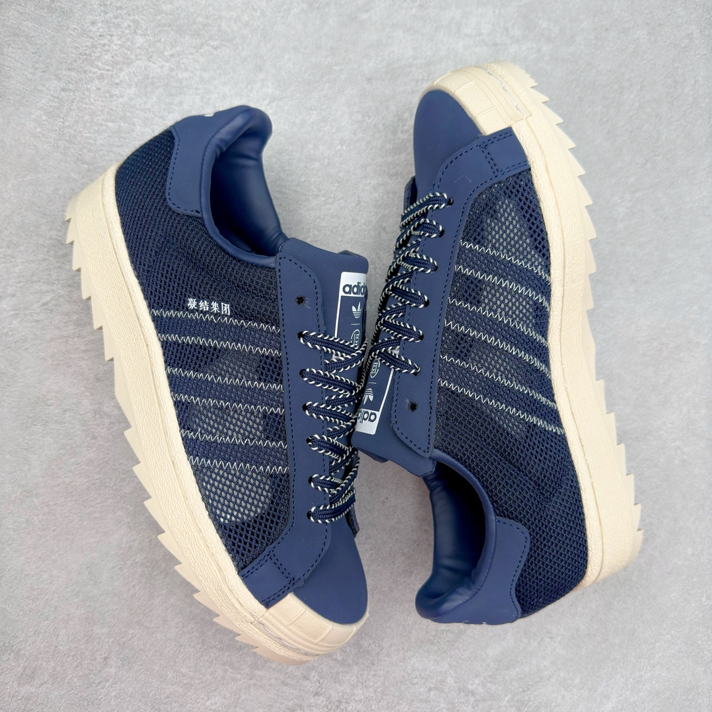 图片[3]-NBHD/NEIGHBORHOOD x CLOT x Adidas Originals Superstar PNS 贝壳头联名 锯齿底系列低帮百搭休闲运动板鞋 IH3644 AD Originals与陈冠希正式宣布成为全球合作伙伴，共同打造 Originals by Edison Chen系列。这一重要联合将开启重新定义创新精神和塑造文化传承的新时代。全球生活方式品牌CLOT迎来了成立20周年，陈冠希作为创始人兼创意总监，年轻时从温哥华移居香港，这段经历让他感受到了东西方文化的碰撞，拥有丰富的视角使他对东西方多元化有了更加深入的认识，并为创立CLOT打下了坚实的基础。对于此次合作，陈冠希凭借着他的思维视野和创意能力，结合adidas丰富的档案和历史，推出了一系列独家合作款式。CLOT 2024年春夏系列时装秀以“承前启后”为主题展开，寓意着品牌致力于培养新秀，延续以国际视野呈现中华文化，并将其创作带到全球的承诺。为进一步加强创意理念，CLOT创始人兼创意总监陈冠希特别邀请了著名时装设计师Humberto Leon，共同设计了本季度系列。该系列围绕三种截然不同的风格进行探索，包括正式、富有生活感和街头风格的服饰，呈现出既可以分别探索又能将三者融合的系列。其中还包括了adidas与陈冠希携手NEIGHBORHOOD共同推出的NEIGHBORHOOD CLOT SUPERSTAR BY EDISON CHEN三方联名鞋款，经过重新设计的标志性SUPERSTAR运动鞋以齿状鞋底和仿旧处理的半贝壳头结合形成独特的轮廓，鞋面网布下有反光装饰的三条纹细节，后跟部分同样点缀着带有反光装饰效果的“凝结集团”标志。adidas Originals by Edison Chen系列旨在体现品牌与陈冠希对创新精神的共同愿景。尺码：36 36⅔ 37⅓ 38 38⅔ 39⅓ 40 40⅔ 41⅓ 42 42⅔ 43⅓ 44 44⅔ 45-选品中心