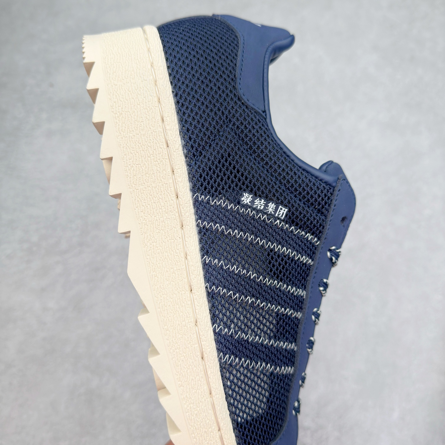 图片[6]-NBHD/NEIGHBORHOOD x CLOT x Adidas Originals Superstar PNS 贝壳头联名 锯齿底系列低帮百搭休闲运动板鞋 IH3644 AD Originals与陈冠希正式宣布成为全球合作伙伴，共同打造 Originals by Edison Chen系列。这一重要联合将开启重新定义创新精神和塑造文化传承的新时代。全球生活方式品牌CLOT迎来了成立20周年，陈冠希作为创始人兼创意总监，年轻时从温哥华移居香港，这段经历让他感受到了东西方文化的碰撞，拥有丰富的视角使他对东西方多元化有了更加深入的认识，并为创立CLOT打下了坚实的基础。对于此次合作，陈冠希凭借着他的思维视野和创意能力，结合adidas丰富的档案和历史，推出了一系列独家合作款式。CLOT 2024年春夏系列时装秀以“承前启后”为主题展开，寓意着品牌致力于培养新秀，延续以国际视野呈现中华文化，并将其创作带到全球的承诺。为进一步加强创意理念，CLOT创始人兼创意总监陈冠希特别邀请了著名时装设计师Humberto Leon，共同设计了本季度系列。该系列围绕三种截然不同的风格进行探索，包括正式、富有生活感和街头风格的服饰，呈现出既可以分别探索又能将三者融合的系列。其中还包括了adidas与陈冠希携手NEIGHBORHOOD共同推出的NEIGHBORHOOD CLOT SUPERSTAR BY EDISON CHEN三方联名鞋款，经过重新设计的标志性SUPERSTAR运动鞋以齿状鞋底和仿旧处理的半贝壳头结合形成独特的轮廓，鞋面网布下有反光装饰的三条纹细节，后跟部分同样点缀着带有反光装饰效果的“凝结集团”标志。adidas Originals by Edison Chen系列旨在体现品牌与陈冠希对创新精神的共同愿景。尺码：36 36⅔ 37⅓ 38 38⅔ 39⅓ 40 40⅔ 41⅓ 42 42⅔ 43⅓ 44 44⅔ 45-选品中心