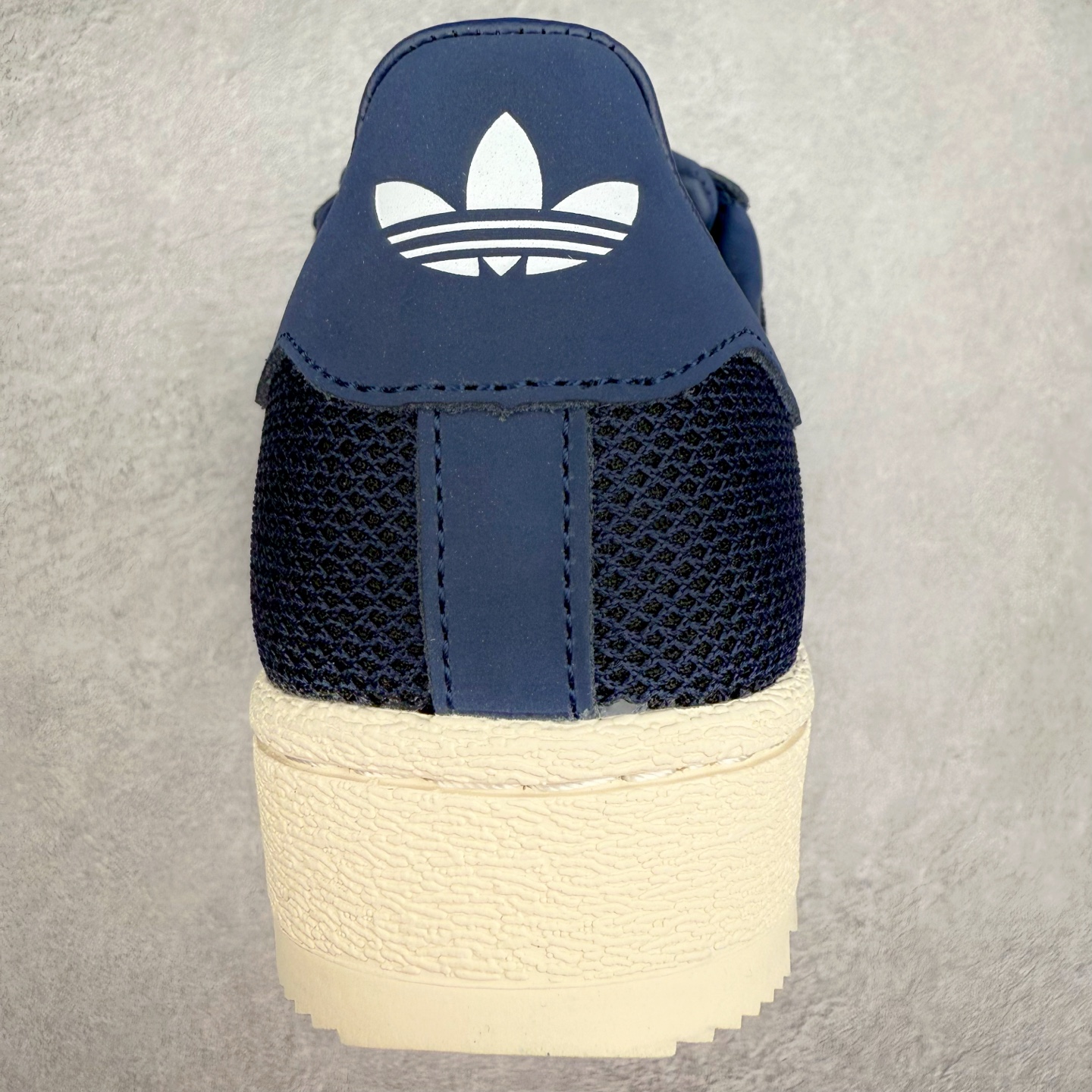 图片[8]-NBHD/NEIGHBORHOOD x CLOT x Adidas Originals Superstar PNS 贝壳头联名 锯齿底系列低帮百搭休闲运动板鞋 IH3644 AD Originals与陈冠希正式宣布成为全球合作伙伴，共同打造 Originals by Edison Chen系列。这一重要联合将开启重新定义创新精神和塑造文化传承的新时代。全球生活方式品牌CLOT迎来了成立20周年，陈冠希作为创始人兼创意总监，年轻时从温哥华移居香港，这段经历让他感受到了东西方文化的碰撞，拥有丰富的视角使他对东西方多元化有了更加深入的认识，并为创立CLOT打下了坚实的基础。对于此次合作，陈冠希凭借着他的思维视野和创意能力，结合adidas丰富的档案和历史，推出了一系列独家合作款式。CLOT 2024年春夏系列时装秀以“承前启后”为主题展开，寓意着品牌致力于培养新秀，延续以国际视野呈现中华文化，并将其创作带到全球的承诺。为进一步加强创意理念，CLOT创始人兼创意总监陈冠希特别邀请了著名时装设计师Humberto Leon，共同设计了本季度系列。该系列围绕三种截然不同的风格进行探索，包括正式、富有生活感和街头风格的服饰，呈现出既可以分别探索又能将三者融合的系列。其中还包括了adidas与陈冠希携手NEIGHBORHOOD共同推出的NEIGHBORHOOD CLOT SUPERSTAR BY EDISON CHEN三方联名鞋款，经过重新设计的标志性SUPERSTAR运动鞋以齿状鞋底和仿旧处理的半贝壳头结合形成独特的轮廓，鞋面网布下有反光装饰的三条纹细节，后跟部分同样点缀着带有反光装饰效果的“凝结集团”标志。adidas Originals by Edison Chen系列旨在体现品牌与陈冠希对创新精神的共同愿景。尺码：36 36⅔ 37⅓ 38 38⅔ 39⅓ 40 40⅔ 41⅓ 42 42⅔ 43⅓ 44 44⅔ 45-选品中心