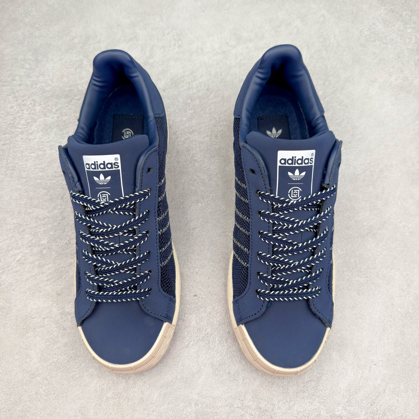 图片[2]-NBHD/NEIGHBORHOOD x CLOT x Adidas Originals Superstar PNS 贝壳头联名 锯齿底系列低帮百搭休闲运动板鞋 IH3644 AD Originals与陈冠希正式宣布成为全球合作伙伴，共同打造 Originals by Edison Chen系列。这一重要联合将开启重新定义创新精神和塑造文化传承的新时代。全球生活方式品牌CLOT迎来了成立20周年，陈冠希作为创始人兼创意总监，年轻时从温哥华移居香港，这段经历让他感受到了东西方文化的碰撞，拥有丰富的视角使他对东西方多元化有了更加深入的认识，并为创立CLOT打下了坚实的基础。对于此次合作，陈冠希凭借着他的思维视野和创意能力，结合adidas丰富的档案和历史，推出了一系列独家合作款式。CLOT 2024年春夏系列时装秀以“承前启后”为主题展开，寓意着品牌致力于培养新秀，延续以国际视野呈现中华文化，并将其创作带到全球的承诺。为进一步加强创意理念，CLOT创始人兼创意总监陈冠希特别邀请了著名时装设计师Humberto Leon，共同设计了本季度系列。该系列围绕三种截然不同的风格进行探索，包括正式、富有生活感和街头风格的服饰，呈现出既可以分别探索又能将三者融合的系列。其中还包括了adidas与陈冠希携手NEIGHBORHOOD共同推出的NEIGHBORHOOD CLOT SUPERSTAR BY EDISON CHEN三方联名鞋款，经过重新设计的标志性SUPERSTAR运动鞋以齿状鞋底和仿旧处理的半贝壳头结合形成独特的轮廓，鞋面网布下有反光装饰的三条纹细节，后跟部分同样点缀着带有反光装饰效果的“凝结集团”标志。adidas Originals by Edison Chen系列旨在体现品牌与陈冠希对创新精神的共同愿景。尺码：36 36⅔ 37⅓ 38 38⅔ 39⅓ 40 40⅔ 41⅓ 42 42⅔ 43⅓ 44 44⅔ 45-选品中心