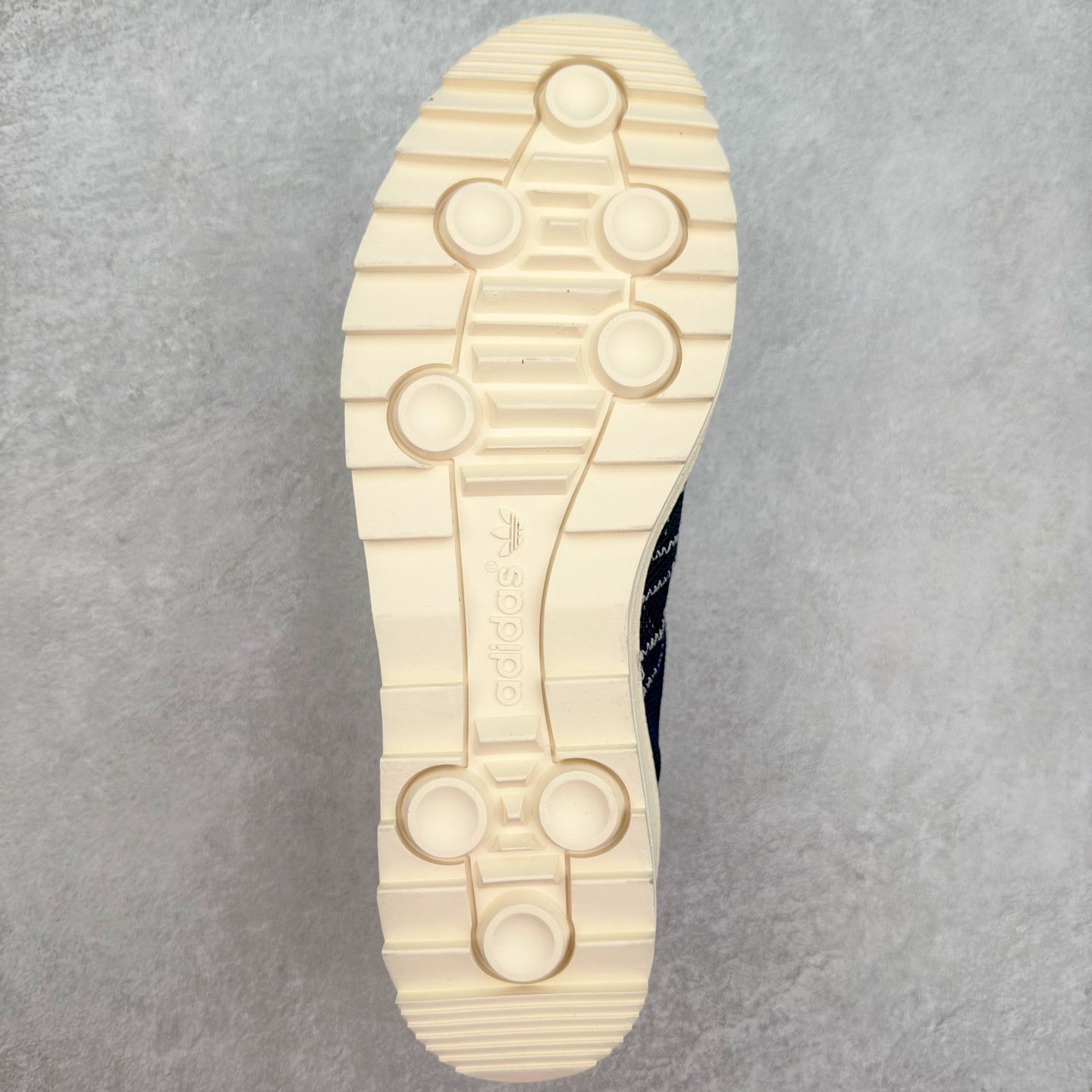 图片[9]-NBHD/NEIGHBORHOOD x CLOT x Adidas Originals Superstar PNS 贝壳头联名 锯齿底系列低帮百搭休闲运动板鞋 IH3644 AD Originals与陈冠希正式宣布成为全球合作伙伴，共同打造 Originals by Edison Chen系列。这一重要联合将开启重新定义创新精神和塑造文化传承的新时代。全球生活方式品牌CLOT迎来了成立20周年，陈冠希作为创始人兼创意总监，年轻时从温哥华移居香港，这段经历让他感受到了东西方文化的碰撞，拥有丰富的视角使他对东西方多元化有了更加深入的认识，并为创立CLOT打下了坚实的基础。对于此次合作，陈冠希凭借着他的思维视野和创意能力，结合adidas丰富的档案和历史，推出了一系列独家合作款式。CLOT 2024年春夏系列时装秀以“承前启后”为主题展开，寓意着品牌致力于培养新秀，延续以国际视野呈现中华文化，并将其创作带到全球的承诺。为进一步加强创意理念，CLOT创始人兼创意总监陈冠希特别邀请了著名时装设计师Humberto Leon，共同设计了本季度系列。该系列围绕三种截然不同的风格进行探索，包括正式、富有生活感和街头风格的服饰，呈现出既可以分别探索又能将三者融合的系列。其中还包括了adidas与陈冠希携手NEIGHBORHOOD共同推出的NEIGHBORHOOD CLOT SUPERSTAR BY EDISON CHEN三方联名鞋款，经过重新设计的标志性SUPERSTAR运动鞋以齿状鞋底和仿旧处理的半贝壳头结合形成独特的轮廓，鞋面网布下有反光装饰的三条纹细节，后跟部分同样点缀着带有反光装饰效果的“凝结集团”标志。adidas Originals by Edison Chen系列旨在体现品牌与陈冠希对创新精神的共同愿景。尺码：36 36⅔ 37⅓ 38 38⅔ 39⅓ 40 40⅔ 41⅓ 42 42⅔ 43⅓ 44 44⅔ 45-选品中心