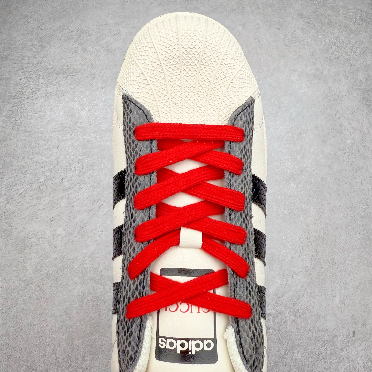 图片[4]-AD Originals Superstar 经典复古贝壳头板鞋 BZ2523 诞生于1969年 是第一双将全皮面鞋 身与橡胶鞋头结合在一起的低帮篮球鞋 Superstar最开始 是作为高帮篮球鞋Pro Model的低帮版本而出现的 但因为其独特和醒目的橡胶鞋头造型而让大家熟知 被大家形象地称为\\\”shelltoe\\\”贝壳头 在70年代的美国职业篮球场上 接近3/4的NBA球员都将这双Superstar作为场上用鞋 80年代之后 经过不断的改良和发展 Superstar逐渐成为横跨时装、音乐、街头文化、休闲和运动等各大领域的时尚潮鞋 尺码：36 36.5 37 38 38.5 39 40 40.5 41 42 42.5 43 44 44.5 45-选品中心