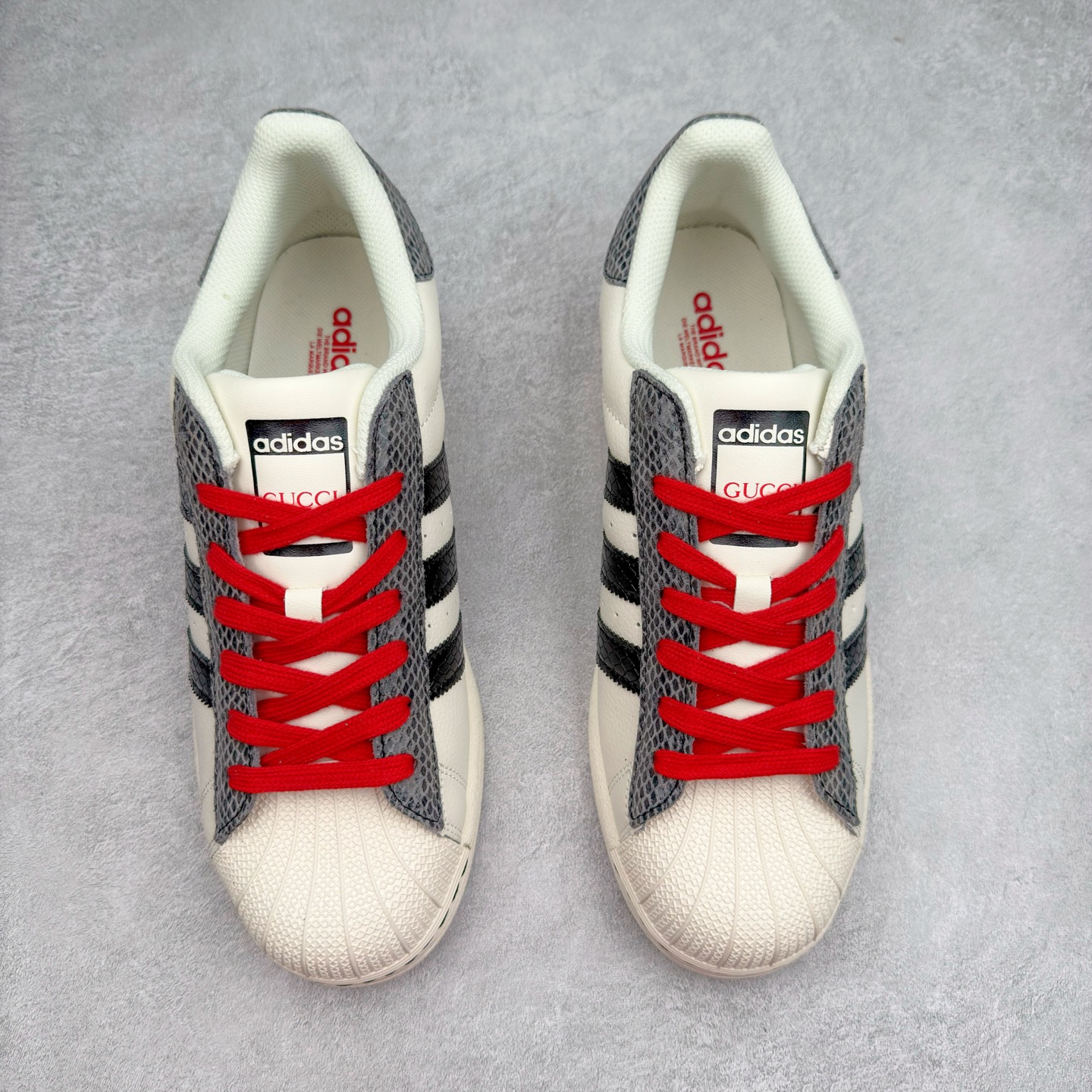 图片[2]-AD Originals Superstar 经典复古贝壳头板鞋 BZ2523 诞生于1969年 是第一双将全皮面鞋 身与橡胶鞋头结合在一起的低帮篮球鞋 Superstar最开始 是作为高帮篮球鞋Pro Model的低帮版本而出现的 但因为其独特和醒目的橡胶鞋头造型而让大家熟知 被大家形象地称为\\\”shelltoe\\\”贝壳头 在70年代的美国职业篮球场上 接近3/4的NBA球员都将这双Superstar作为场上用鞋 80年代之后 经过不断的改良和发展 Superstar逐渐成为横跨时装、音乐、街头文化、休闲和运动等各大领域的时尚潮鞋 尺码：36 36.5 37 38 38.5 39 40 40.5 41 42 42.5 43 44 44.5 45-选品中心