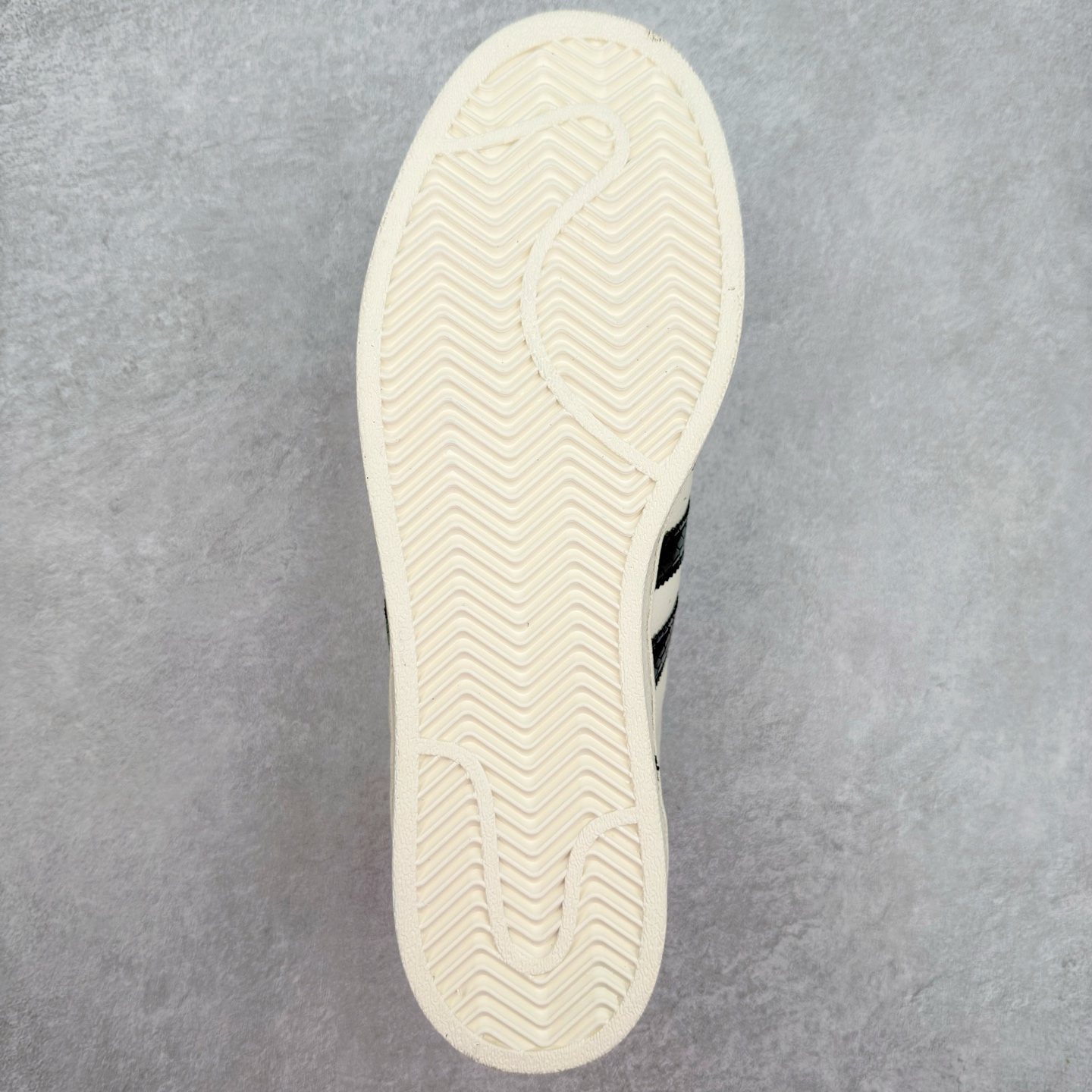 图片[9]-AD Originals Superstar 经典复古贝壳头板鞋 BZ2523 诞生于1969年 是第一双将全皮面鞋 身与橡胶鞋头结合在一起的低帮篮球鞋 Superstar最开始 是作为高帮篮球鞋Pro Model的低帮版本而出现的 但因为其独特和醒目的橡胶鞋头造型而让大家熟知 被大家形象地称为\\\”shelltoe\\\”贝壳头 在70年代的美国职业篮球场上 接近3/4的NBA球员都将这双Superstar作为场上用鞋 80年代之后 经过不断的改良和发展 Superstar逐渐成为横跨时装、音乐、街头文化、休闲和运动等各大领域的时尚潮鞋 尺码：36 36.5 37 38 38.5 39 40 40.5 41 42 42.5 43 44 44.5 45-选品中心