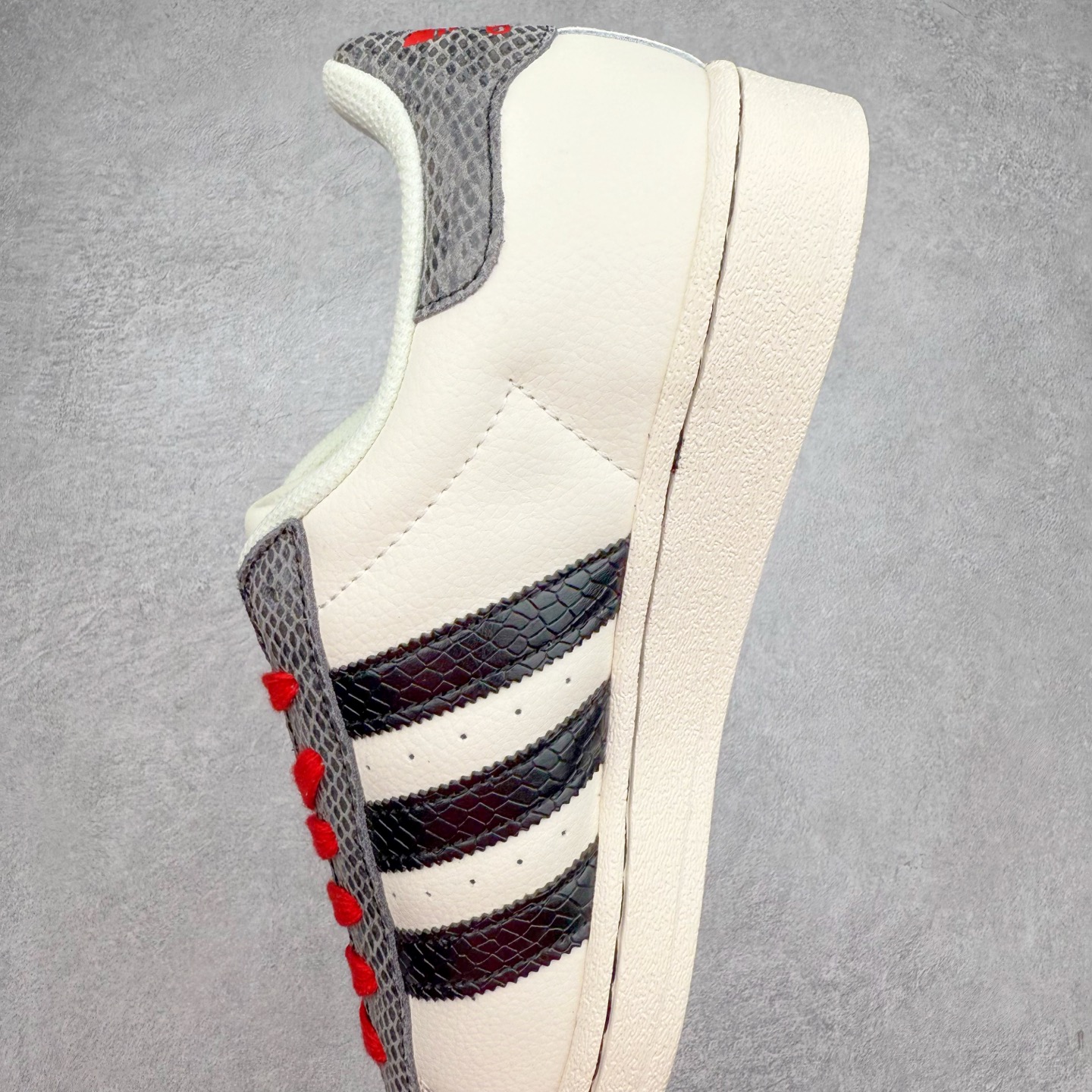 图片[7]-AD Originals Superstar 经典复古贝壳头板鞋 BZ2523 诞生于1969年 是第一双将全皮面鞋 身与橡胶鞋头结合在一起的低帮篮球鞋 Superstar最开始 是作为高帮篮球鞋Pro Model的低帮版本而出现的 但因为其独特和醒目的橡胶鞋头造型而让大家熟知 被大家形象地称为\\\”shelltoe\\\”贝壳头 在70年代的美国职业篮球场上 接近3/4的NBA球员都将这双Superstar作为场上用鞋 80年代之后 经过不断的改良和发展 Superstar逐渐成为横跨时装、音乐、街头文化、休闲和运动等各大领域的时尚潮鞋 尺码：36 36.5 37 38 38.5 39 40 40.5 41 42 42.5 43 44 44.5 45-选品中心