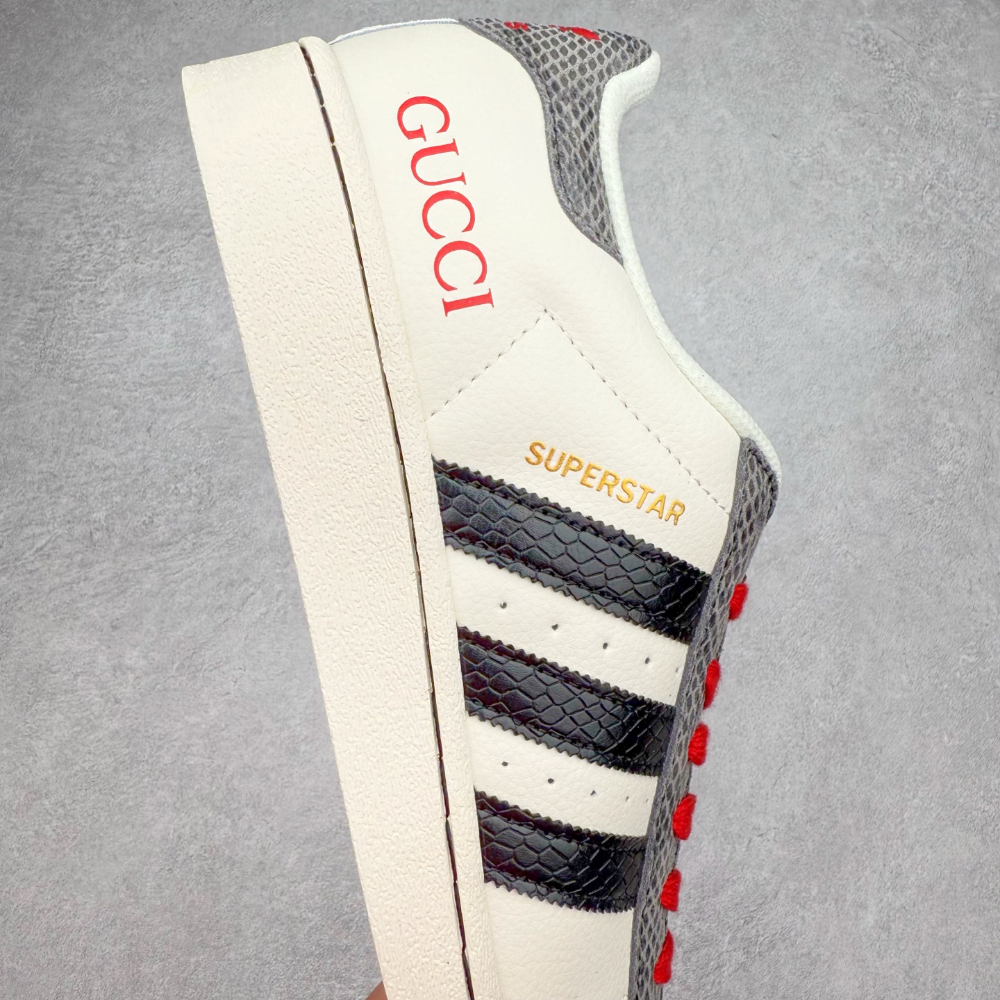 图片[6]-AD Originals Superstar 经典复古贝壳头板鞋 BZ2523 诞生于1969年 是第一双将全皮面鞋 身与橡胶鞋头结合在一起的低帮篮球鞋 Superstar最开始 是作为高帮篮球鞋Pro Model的低帮版本而出现的 但因为其独特和醒目的橡胶鞋头造型而让大家熟知 被大家形象地称为\\\”shelltoe\\\”贝壳头 在70年代的美国职业篮球场上 接近3/4的NBA球员都将这双Superstar作为场上用鞋 80年代之后 经过不断的改良和发展 Superstar逐渐成为横跨时装、音乐、街头文化、休闲和运动等各大领域的时尚潮鞋 尺码：36 36.5 37 38 38.5 39 40 40.5 41 42 42.5 43 44 44.5 45-选品中心