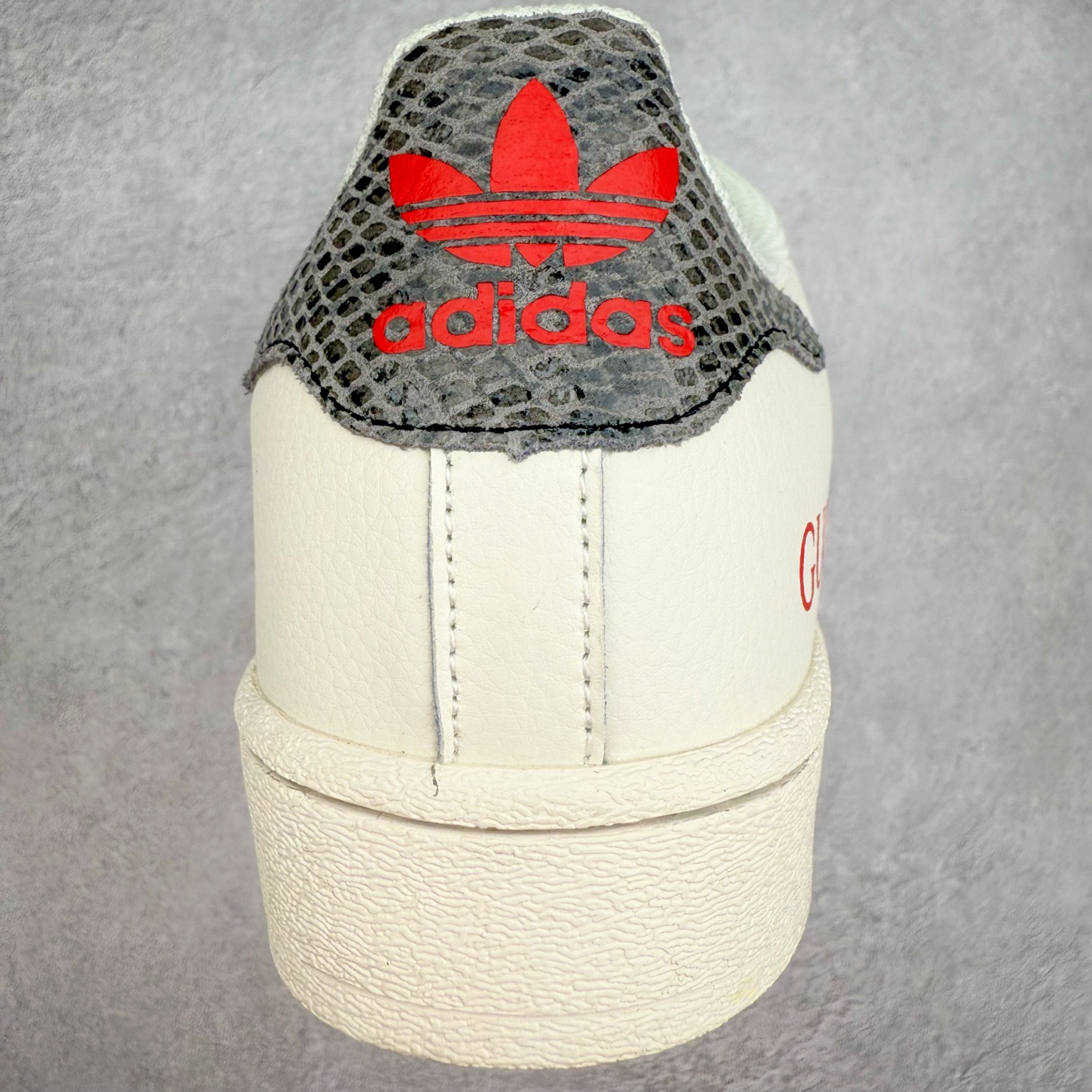 图片[8]-AD Originals Superstar 经典复古贝壳头板鞋 BZ2523 诞生于1969年 是第一双将全皮面鞋 身与橡胶鞋头结合在一起的低帮篮球鞋 Superstar最开始 是作为高帮篮球鞋Pro Model的低帮版本而出现的 但因为其独特和醒目的橡胶鞋头造型而让大家熟知 被大家形象地称为\\\”shelltoe\\\”贝壳头 在70年代的美国职业篮球场上 接近3/4的NBA球员都将这双Superstar作为场上用鞋 80年代之后 经过不断的改良和发展 Superstar逐渐成为横跨时装、音乐、街头文化、休闲和运动等各大领域的时尚潮鞋 尺码：36 36.5 37 38 38.5 39 40 40.5 41 42 42.5 43 44 44.5 45-选品中心