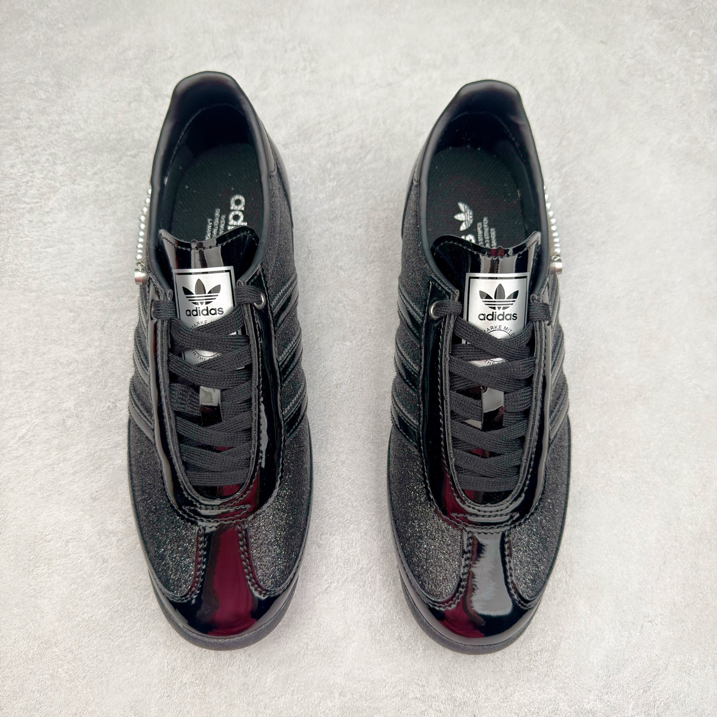 图片[2]-＃HP纯原 AD Wmns SL72 OG 系列德训足球风百搭低帮休闲运动板鞋 JQ2615 采用高弹EVA+MODEL+RB三层组合底 区别市面RB一体大底 三层组合鞋底重量与原鞋一致 Originals 将有「T 头鞋」造型的诞生于 1972 年的 SL72 鞋款复刻带回 各位买鞋又有新选择了 1972 年 SL72 问世后 引领了后来阿迪达斯的跑鞋发展方向 其中「SL」代表了 Super Light 彰显了产品轻便的特性 1972 年 SL72 问世后 引领了后来阿迪达斯的跑鞋发展方向 其中「SL」代表了 Super Light 彰显了产品轻便的特性 这次 Originals 延续其轻质经典的基因 带来男女两款 SL72 男生款带来 SL72 RS 鞋型 RS 意为 Reshaped（重塑）鞋款在保留了经典的外观基础上 在尼龙材质里增加了填充物 使鞋型更加挺立和饱满 鞋头则更加圆润 鞋底的 EVA 材质则增加了鞋款的高度 女生款则带来 SL72 OG W 鞋型 OG 顾名思义则是致敬经典款式 相较于 RS（Reshaped）鞋款 鞋身更加纤细 其整体鞋身轮廓、线条、细节、材质上尊崇 70 年代 SL72 的设计 还原经典味道 尺码：36 36⅔ 37⅓ 38 38⅔ 39⅓ 40 40⅔ 41⅓ 42 42⅔ 43⅓ 44 44⅔ 45-选品中心