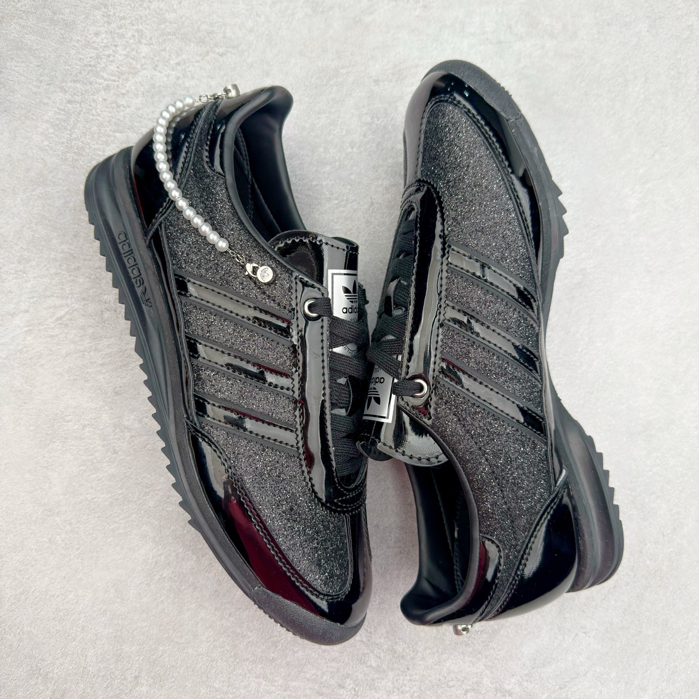 图片[3]-＃HP纯原 AD Wmns SL72 OG 系列德训足球风百搭低帮休闲运动板鞋 JQ2615 采用高弹EVA+MODEL+RB三层组合底 区别市面RB一体大底 三层组合鞋底重量与原鞋一致 Originals 将有「T 头鞋」造型的诞生于 1972 年的 SL72 鞋款复刻带回 各位买鞋又有新选择了 1972 年 SL72 问世后 引领了后来阿迪达斯的跑鞋发展方向 其中「SL」代表了 Super Light 彰显了产品轻便的特性 1972 年 SL72 问世后 引领了后来阿迪达斯的跑鞋发展方向 其中「SL」代表了 Super Light 彰显了产品轻便的特性 这次 Originals 延续其轻质经典的基因 带来男女两款 SL72 男生款带来 SL72 RS 鞋型 RS 意为 Reshaped（重塑）鞋款在保留了经典的外观基础上 在尼龙材质里增加了填充物 使鞋型更加挺立和饱满 鞋头则更加圆润 鞋底的 EVA 材质则增加了鞋款的高度 女生款则带来 SL72 OG W 鞋型 OG 顾名思义则是致敬经典款式 相较于 RS（Reshaped）鞋款 鞋身更加纤细 其整体鞋身轮廓、线条、细节、材质上尊崇 70 年代 SL72 的设计 还原经典味道 尺码：36 36⅔ 37⅓ 38 38⅔ 39⅓ 40 40⅔ 41⅓ 42 42⅔ 43⅓ 44 44⅔ 45-选品中心