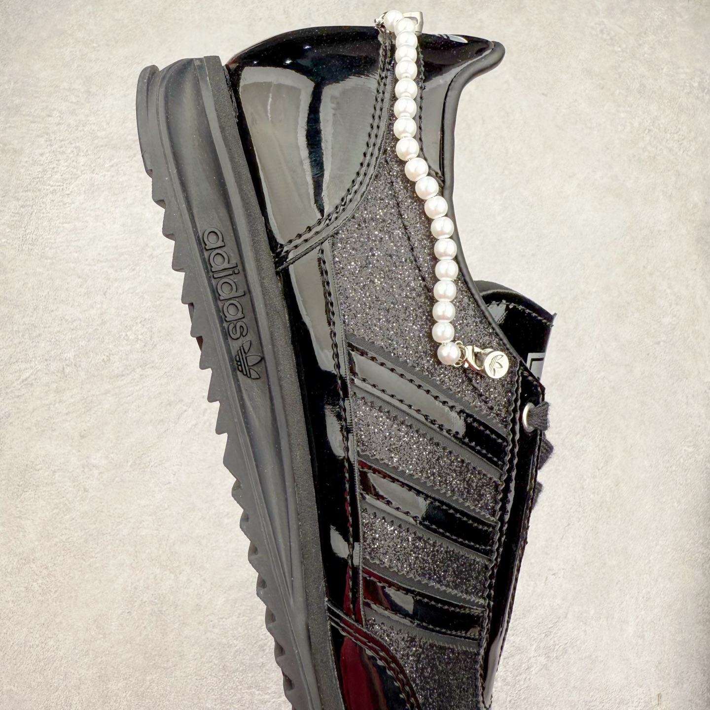 图片[6]-＃HP纯原 AD Wmns SL72 OG 系列德训足球风百搭低帮休闲运动板鞋 JQ2615 采用高弹EVA+MODEL+RB三层组合底 区别市面RB一体大底 三层组合鞋底重量与原鞋一致 Originals 将有「T 头鞋」造型的诞生于 1972 年的 SL72 鞋款复刻带回 各位买鞋又有新选择了 1972 年 SL72 问世后 引领了后来阿迪达斯的跑鞋发展方向 其中「SL」代表了 Super Light 彰显了产品轻便的特性 1972 年 SL72 问世后 引领了后来阿迪达斯的跑鞋发展方向 其中「SL」代表了 Super Light 彰显了产品轻便的特性 这次 Originals 延续其轻质经典的基因 带来男女两款 SL72 男生款带来 SL72 RS 鞋型 RS 意为 Reshaped（重塑）鞋款在保留了经典的外观基础上 在尼龙材质里增加了填充物 使鞋型更加挺立和饱满 鞋头则更加圆润 鞋底的 EVA 材质则增加了鞋款的高度 女生款则带来 SL72 OG W 鞋型 OG 顾名思义则是致敬经典款式 相较于 RS（Reshaped）鞋款 鞋身更加纤细 其整体鞋身轮廓、线条、细节、材质上尊崇 70 年代 SL72 的设计 还原经典味道 尺码：36 36⅔ 37⅓ 38 38⅔ 39⅓ 40 40⅔ 41⅓ 42 42⅔ 43⅓ 44 44⅔ 45-选品中心