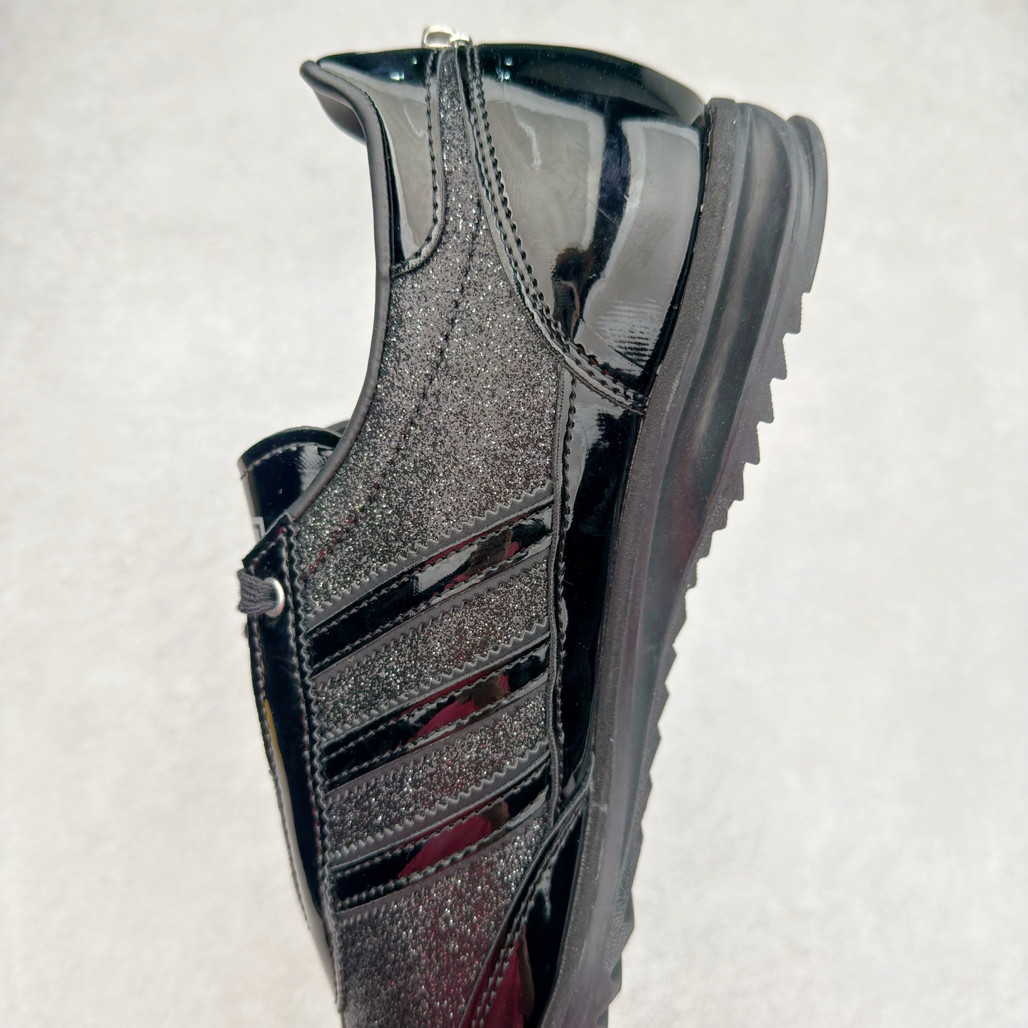 图片[7]-＃HP纯原 AD Wmns SL72 OG 系列德训足球风百搭低帮休闲运动板鞋 JQ2615 采用高弹EVA+MODEL+RB三层组合底 区别市面RB一体大底 三层组合鞋底重量与原鞋一致 Originals 将有「T 头鞋」造型的诞生于 1972 年的 SL72 鞋款复刻带回 各位买鞋又有新选择了 1972 年 SL72 问世后 引领了后来阿迪达斯的跑鞋发展方向 其中「SL」代表了 Super Light 彰显了产品轻便的特性 1972 年 SL72 问世后 引领了后来阿迪达斯的跑鞋发展方向 其中「SL」代表了 Super Light 彰显了产品轻便的特性 这次 Originals 延续其轻质经典的基因 带来男女两款 SL72 男生款带来 SL72 RS 鞋型 RS 意为 Reshaped（重塑）鞋款在保留了经典的外观基础上 在尼龙材质里增加了填充物 使鞋型更加挺立和饱满 鞋头则更加圆润 鞋底的 EVA 材质则增加了鞋款的高度 女生款则带来 SL72 OG W 鞋型 OG 顾名思义则是致敬经典款式 相较于 RS（Reshaped）鞋款 鞋身更加纤细 其整体鞋身轮廓、线条、细节、材质上尊崇 70 年代 SL72 的设计 还原经典味道 尺码：36 36⅔ 37⅓ 38 38⅔ 39⅓ 40 40⅔ 41⅓ 42 42⅔ 43⅓ 44 44⅔ 45-选品中心