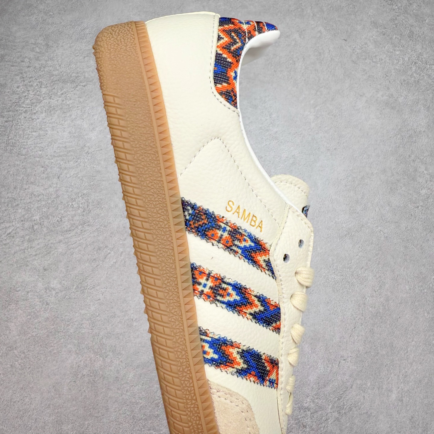 图片[6]-AD Original Samba OG 复古经典轻便板鞋 JQ0014 这款桑巴鞋展示了高质量的工艺 带有装饰的超锁缝制和无缝的手感 柔软、柔软的皮革造型和标志性的3条纹完成了精致的外观 正规合身鞋带 鞋面上有绒面鞋垫 橡胶鞋底 享受正畸套筒软感 自50年代首次亮相以来就一直在赢得粉丝的青睐 尺码：36 36.5 37.5 38 38.5 39 40 40.5 41 42 42.5 43 44 44.5 45-选品中心