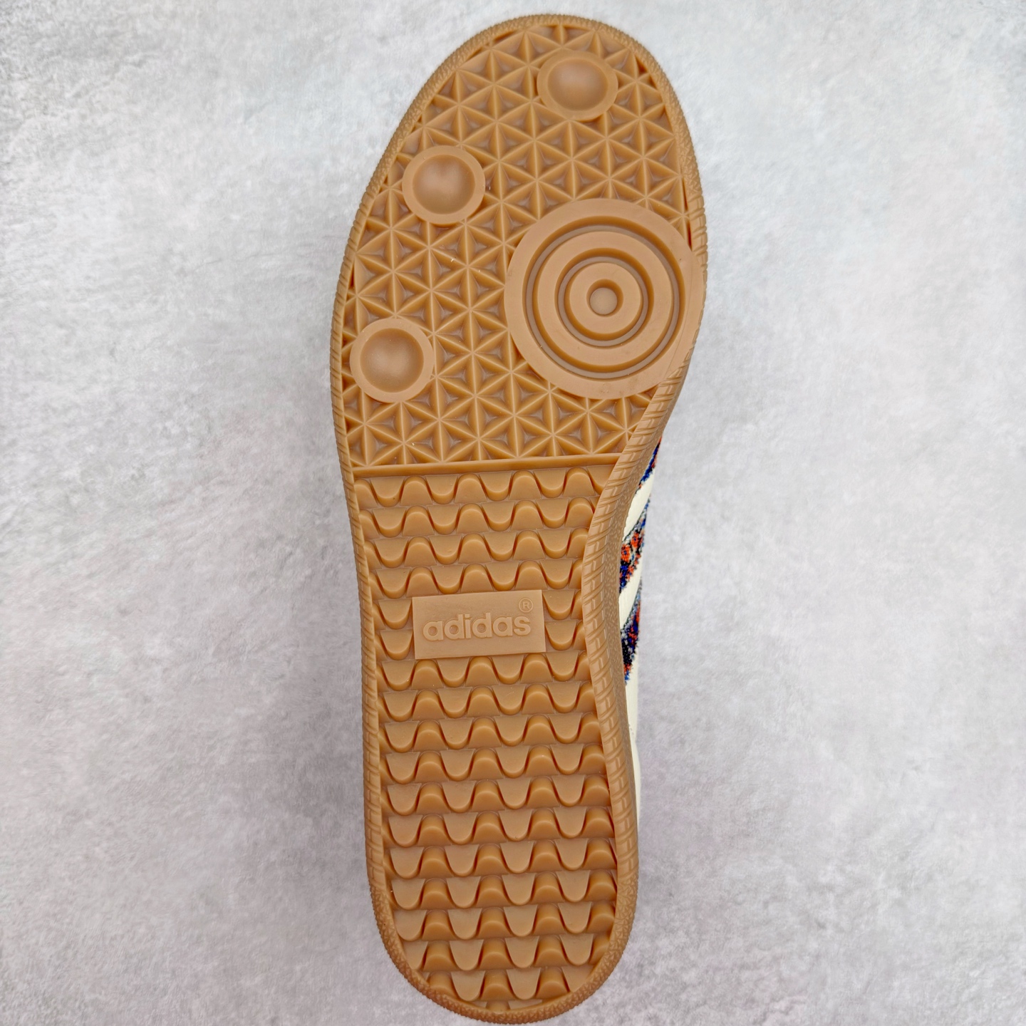 图片[9]-AD Original Samba OG 复古经典轻便板鞋 JQ0014 这款桑巴鞋展示了高质量的工艺 带有装饰的超锁缝制和无缝的手感 柔软、柔软的皮革造型和标志性的3条纹完成了精致的外观 正规合身鞋带 鞋面上有绒面鞋垫 橡胶鞋底 享受正畸套筒软感 自50年代首次亮相以来就一直在赢得粉丝的青睐 尺码：36 36.5 37.5 38 38.5 39 40 40.5 41 42 42.5 43 44 44.5 45-选品中心