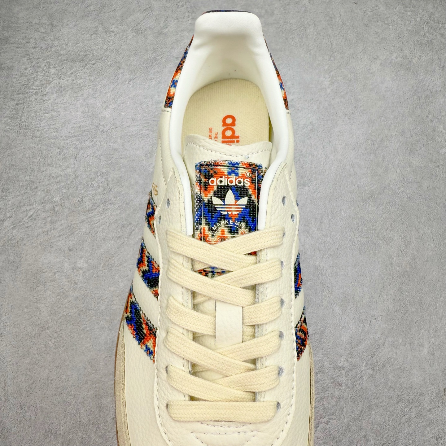 图片[5]-AD Original Samba OG 复古经典轻便板鞋 JQ0014 这款桑巴鞋展示了高质量的工艺 带有装饰的超锁缝制和无缝的手感 柔软、柔软的皮革造型和标志性的3条纹完成了精致的外观 正规合身鞋带 鞋面上有绒面鞋垫 橡胶鞋底 享受正畸套筒软感 自50年代首次亮相以来就一直在赢得粉丝的青睐 尺码：36 36.5 37.5 38 38.5 39 40 40.5 41 42 42.5 43 44 44.5 45-选品中心