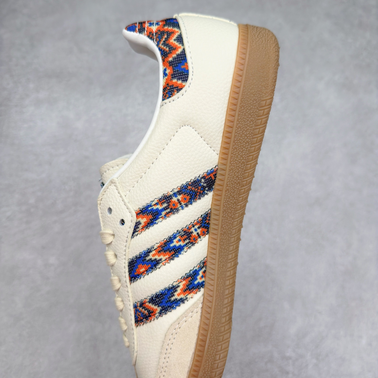 图片[7]-AD Original Samba OG 复古经典轻便板鞋 JQ0014 这款桑巴鞋展示了高质量的工艺 带有装饰的超锁缝制和无缝的手感 柔软、柔软的皮革造型和标志性的3条纹完成了精致的外观 正规合身鞋带 鞋面上有绒面鞋垫 橡胶鞋底 享受正畸套筒软感 自50年代首次亮相以来就一直在赢得粉丝的青睐 尺码：36 36.5 37.5 38 38.5 39 40 40.5 41 42 42.5 43 44 44.5 45-选品中心