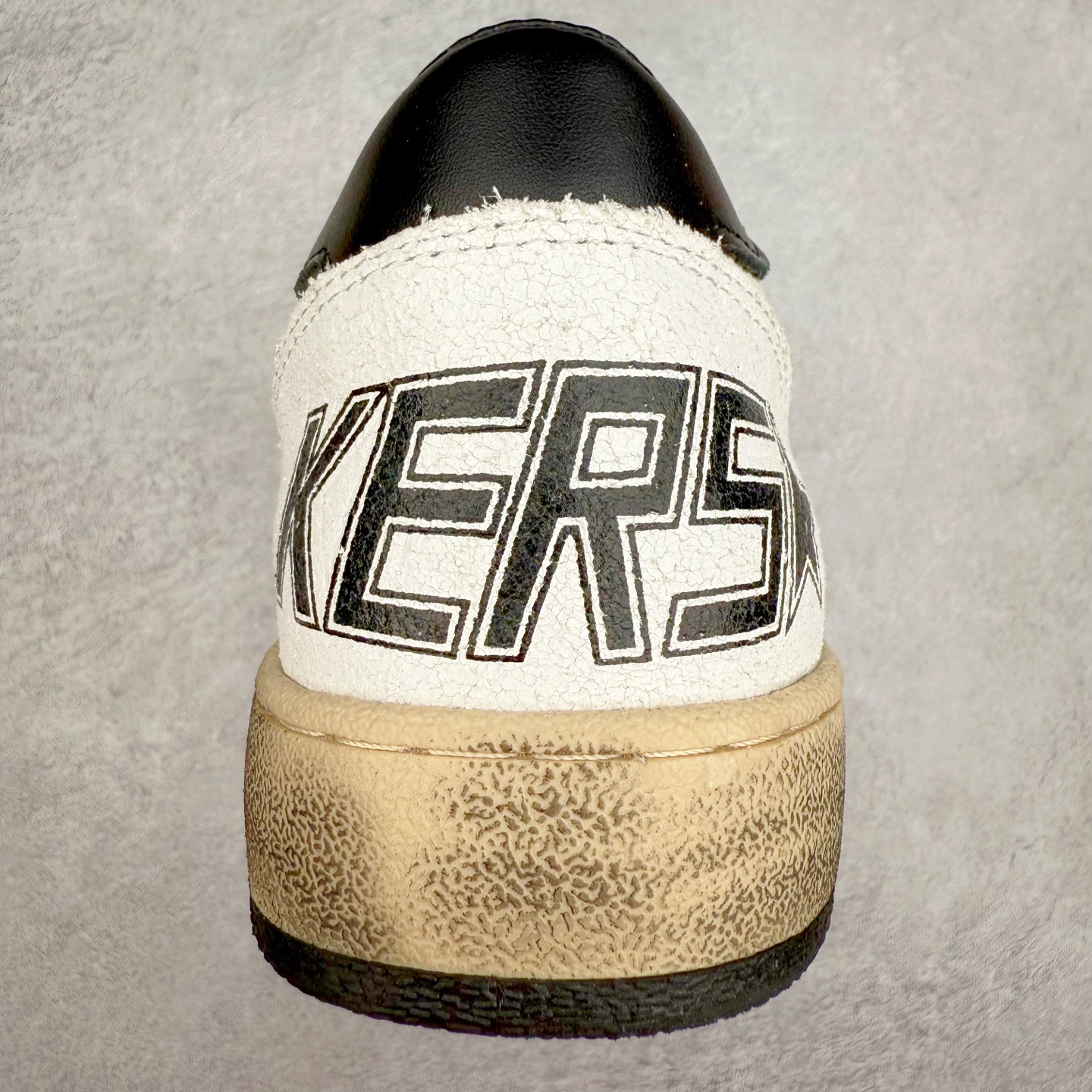 图片[8]-＃纯原 Golden Goose Super-Star GGDB 小脏鞋休闲时尚板鞋 设计有一种不修边幅的酷感 特意做旧彰显自由随性 百搭无挑剔 订制高端柔软皮革 纯手工制作压印Logo 手工刷洗上色打蜡 确保每一双鞋子的独一无二不管是版型还是材料和质感都已经大幅度的超越同市场其它版本 Super-Star运动鞋是Golden Goose的常绿植物 由于使用了创新的材料和饰面 它在每个季节都伴随着其系列 这款牛皮皮革模型的鞋跟饰有黑色皮革鞋跟 绒面革GGDB星星和金属宇样 标志性的复古外观 尺码：35/45-选品中心