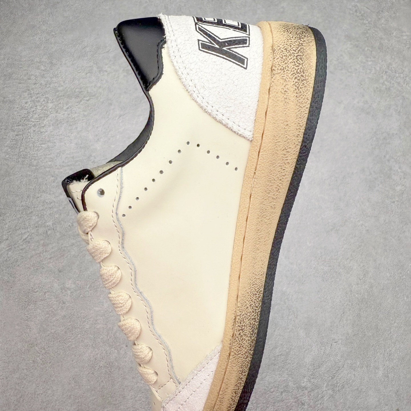 图片[7]-＃纯原 Golden Goose Super-Star GGDB 小脏鞋休闲时尚板鞋 设计有一种不修边幅的酷感 特意做旧彰显自由随性 百搭无挑剔 订制高端柔软皮革 纯手工制作压印Logo 手工刷洗上色打蜡 确保每一双鞋子的独一无二不管是版型还是材料和质感都已经大幅度的超越同市场其它版本 Super-Star运动鞋是Golden Goose的常绿植物 由于使用了创新的材料和饰面 它在每个季节都伴随着其系列 这款牛皮皮革模型的鞋跟饰有黑色皮革鞋跟 绒面革GGDB星星和金属宇样 标志性的复古外观 尺码：35/45-选品中心